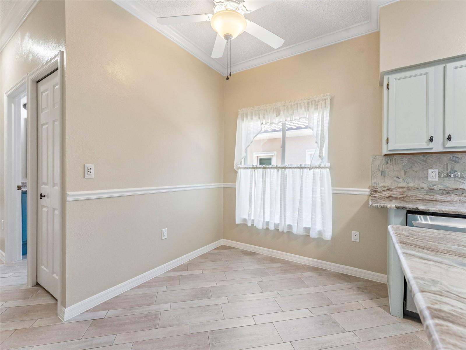 Eat-in kitchen / breakfast nook area