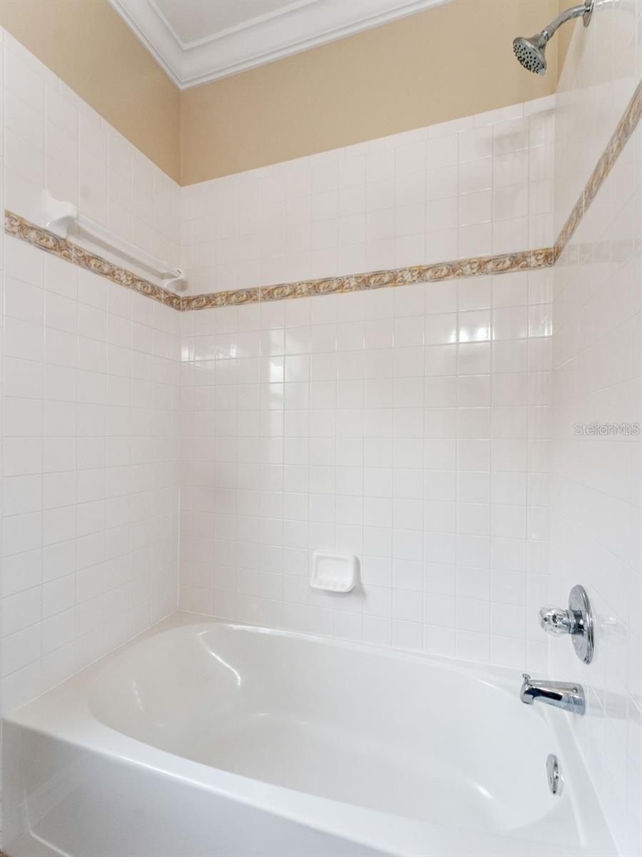 Tub/shower combo in hall bath