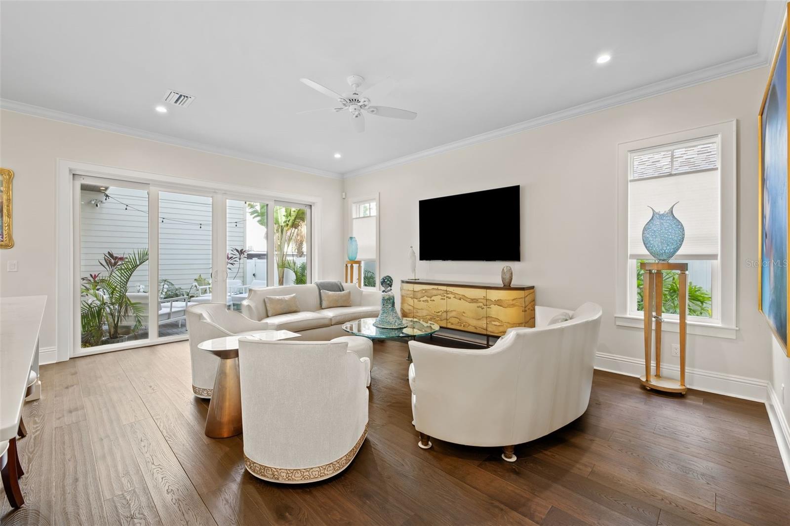 FAMILY ROOM LOOKING TOWARDS PATIO