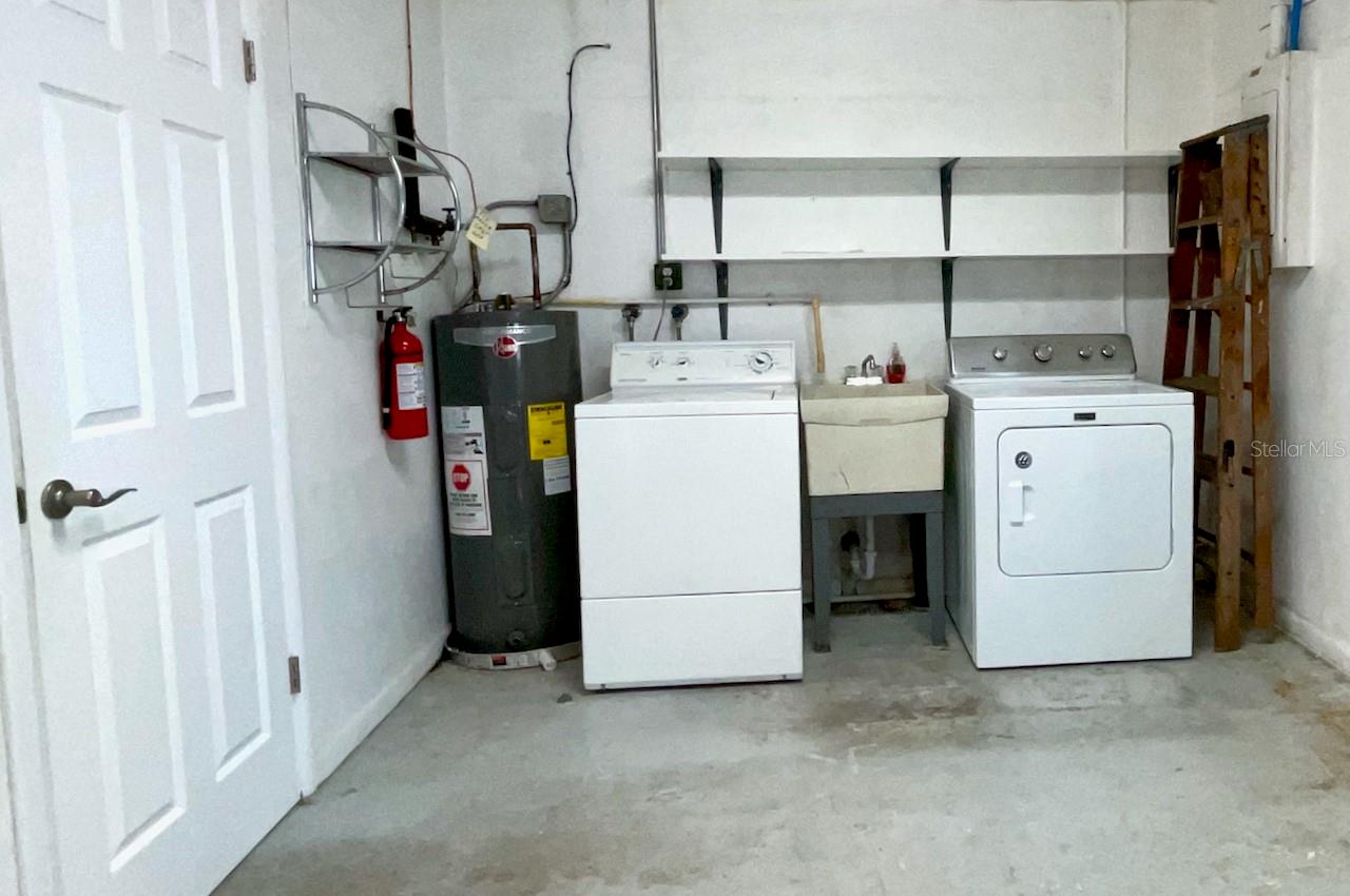 23-Garage laundry area
