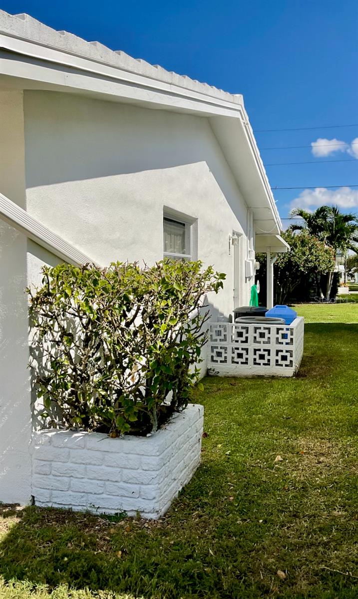 24-Exterior-garage side