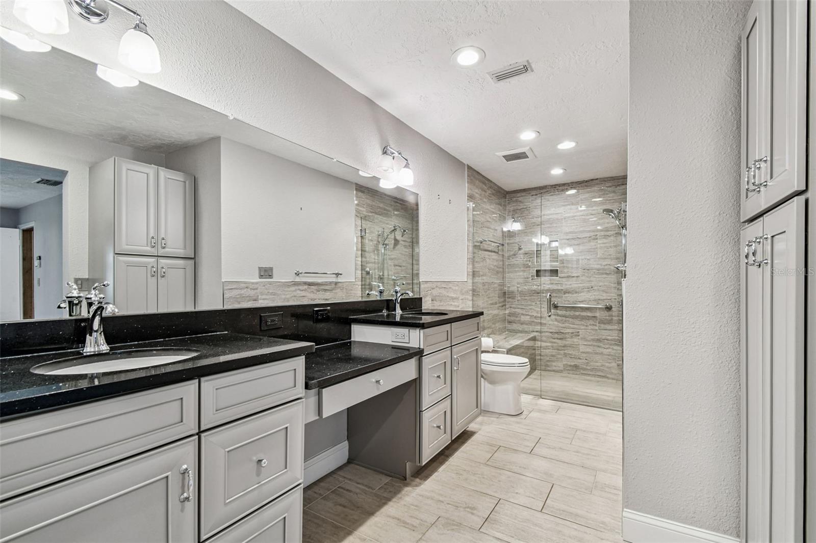 Primary en-suite w/Double-vanity