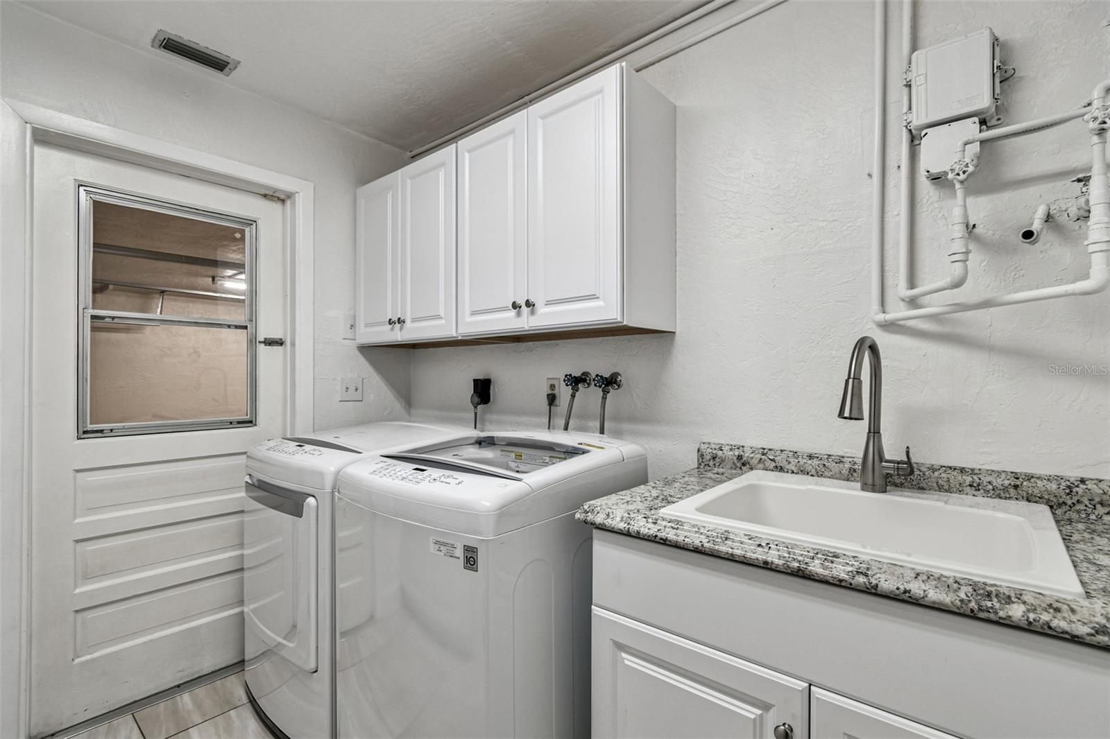 Laundryroom w/sink