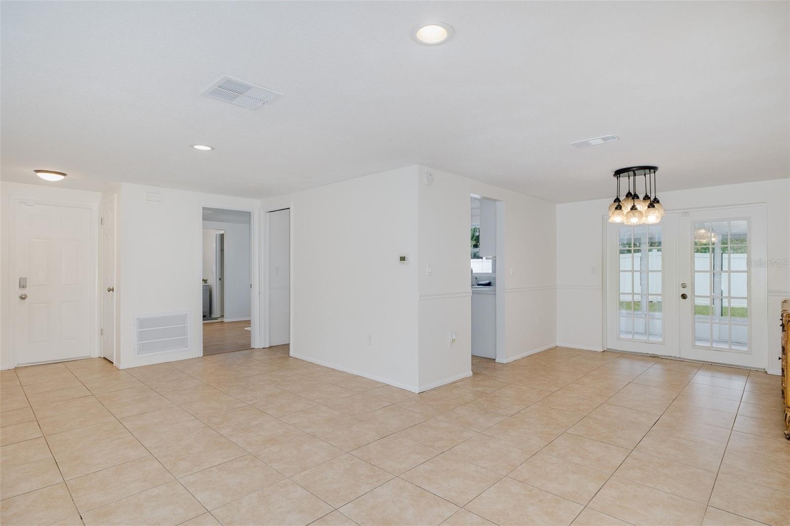 Livingroom/Dining Room combo