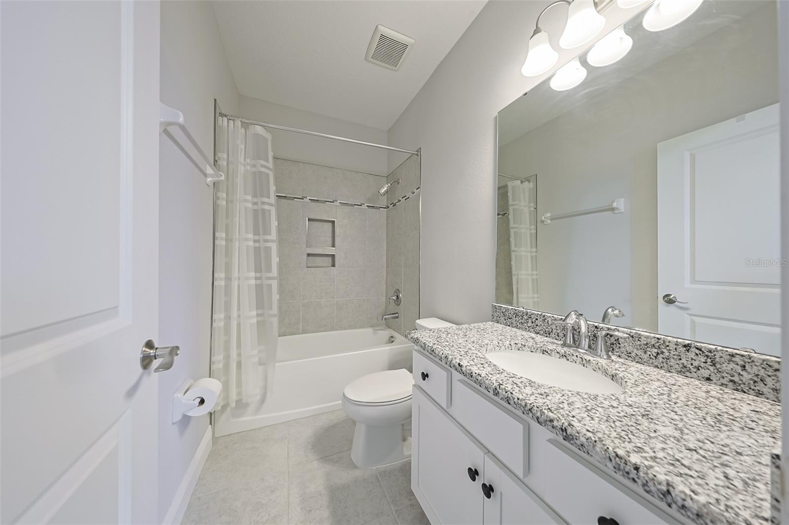 Private bathroom Bedroom #2