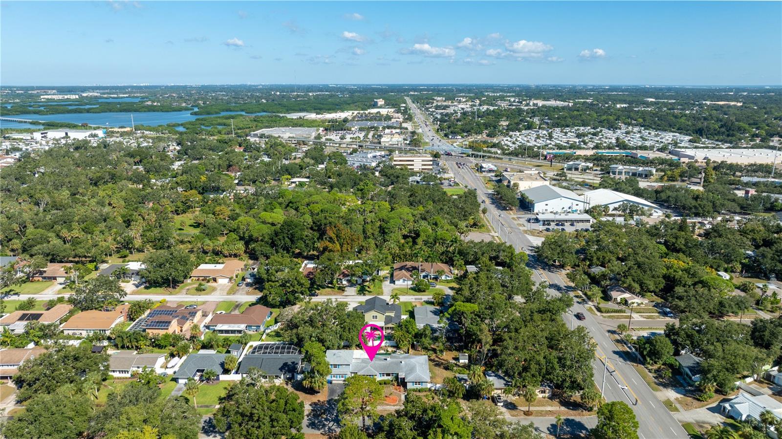 Walking distance to Abercrombie Park... minutes to the Pinellas Trail.
