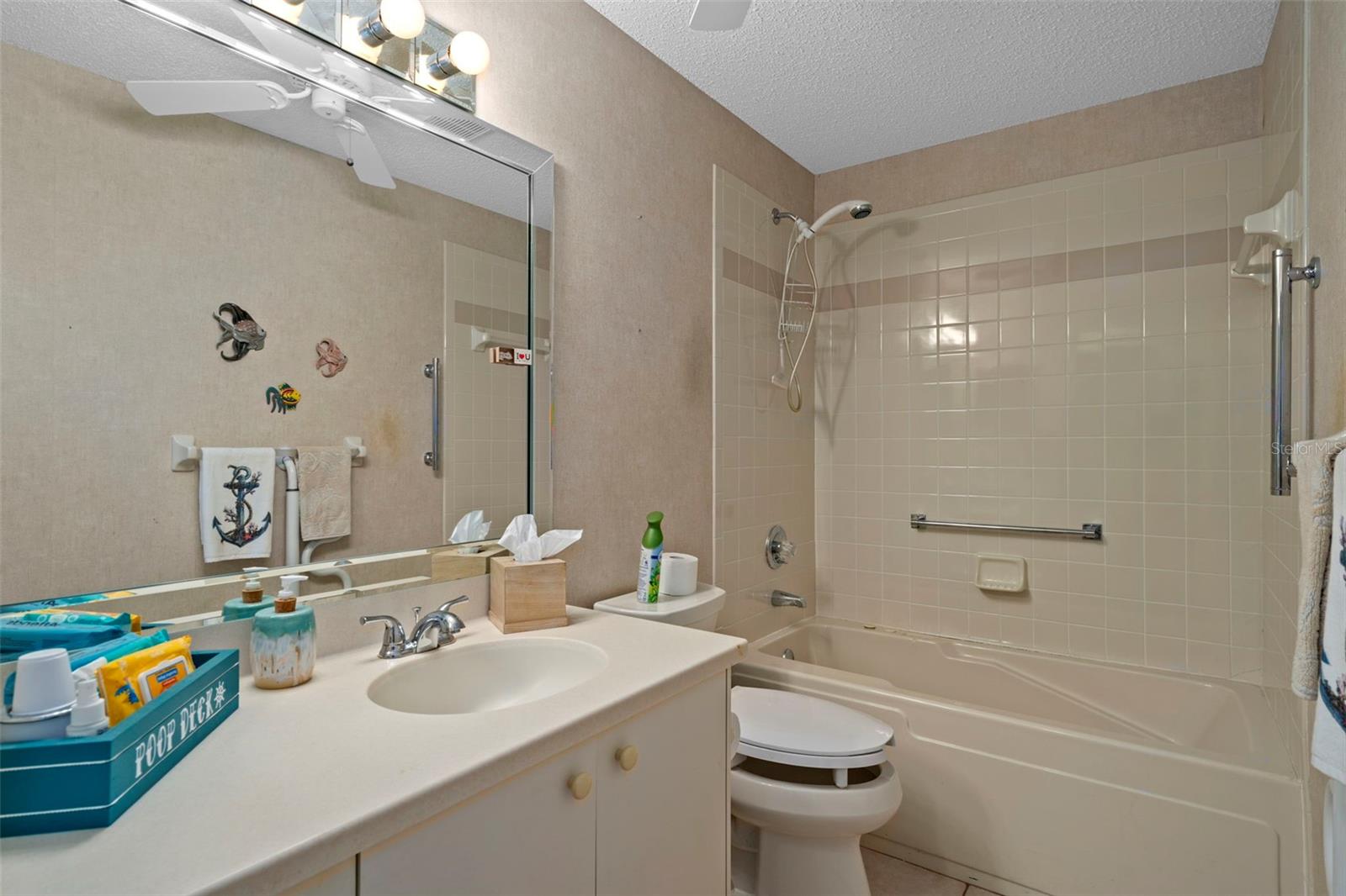Guest Bathroom - Tub/Shower