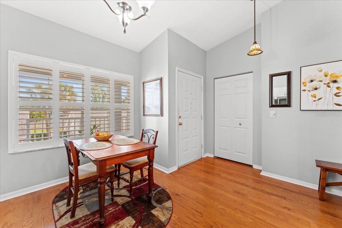 Additional casual dining area in the kitchen