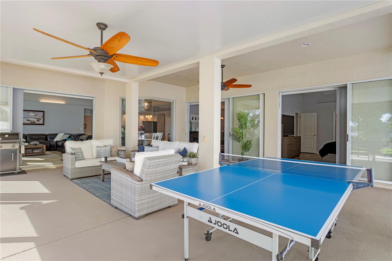 Oversized screened lanai, perfect for entertaining.