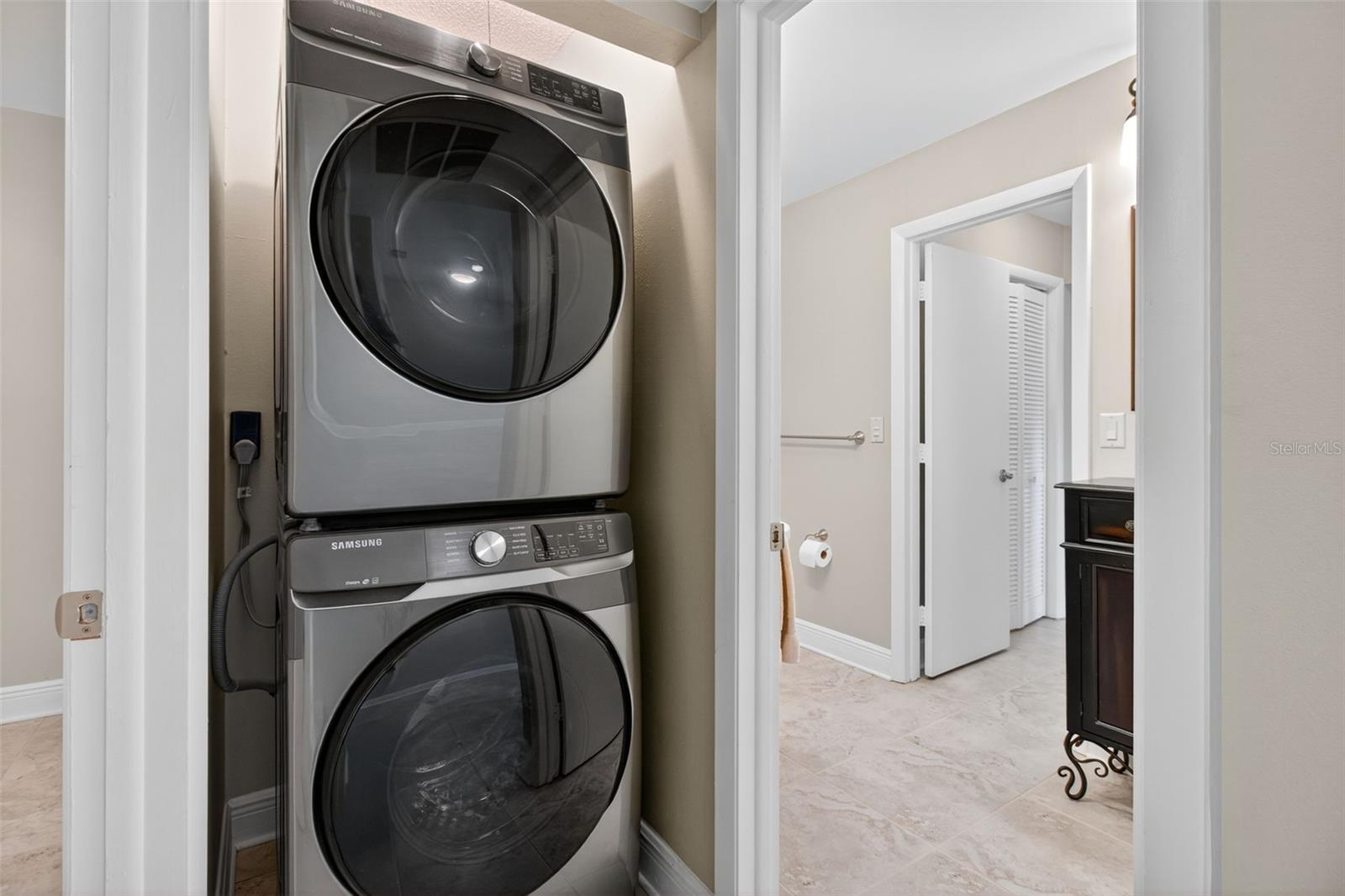 Washer / Dryer full size