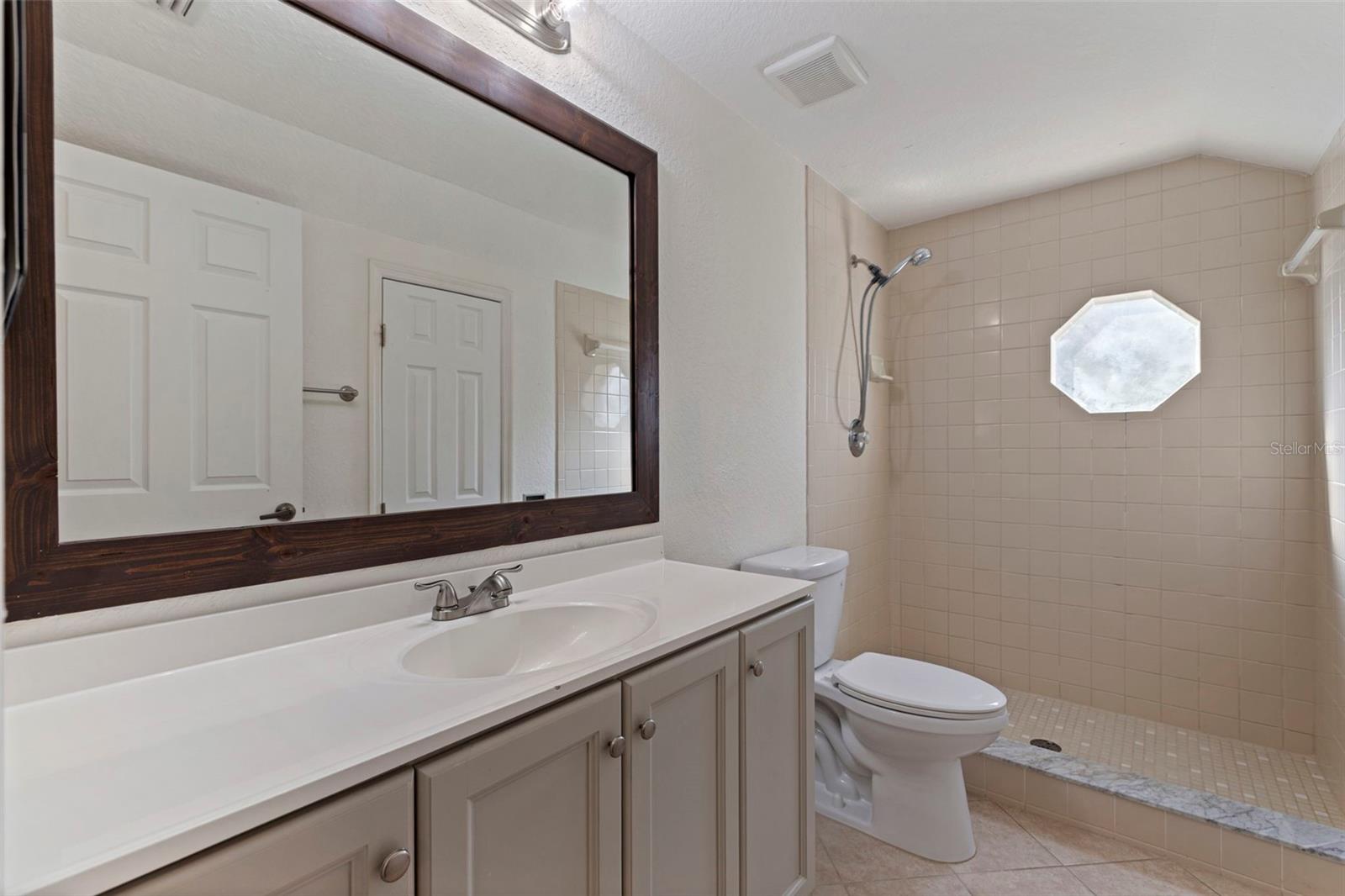 full bath upper level hallway