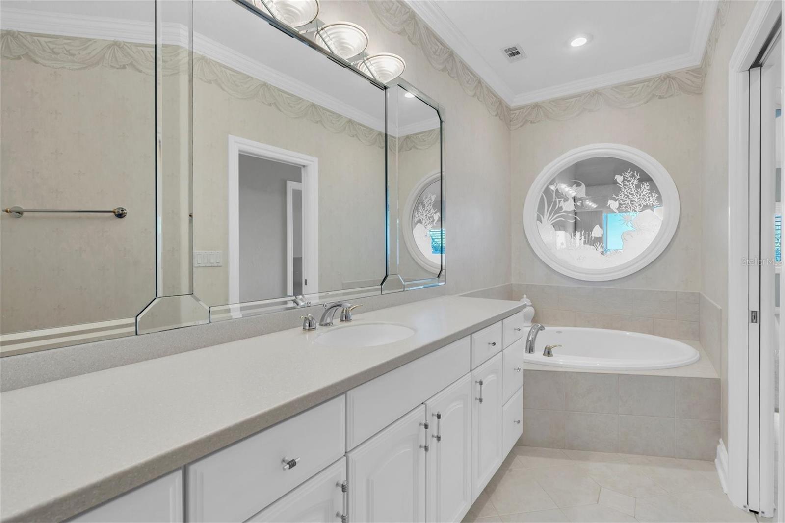 Primaray bath with tub