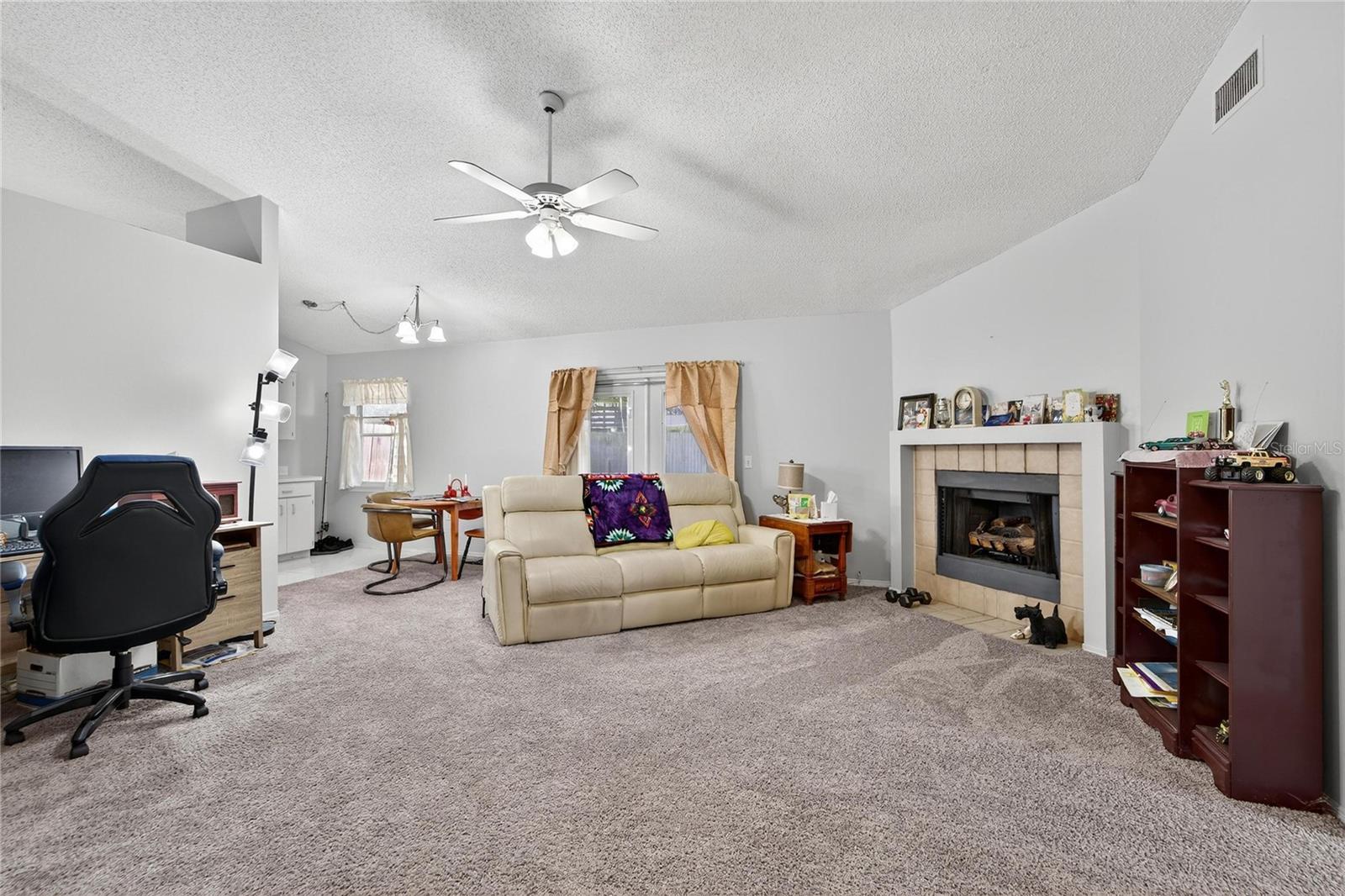 Living room at 204 Sugar Creek Dr, Plant City