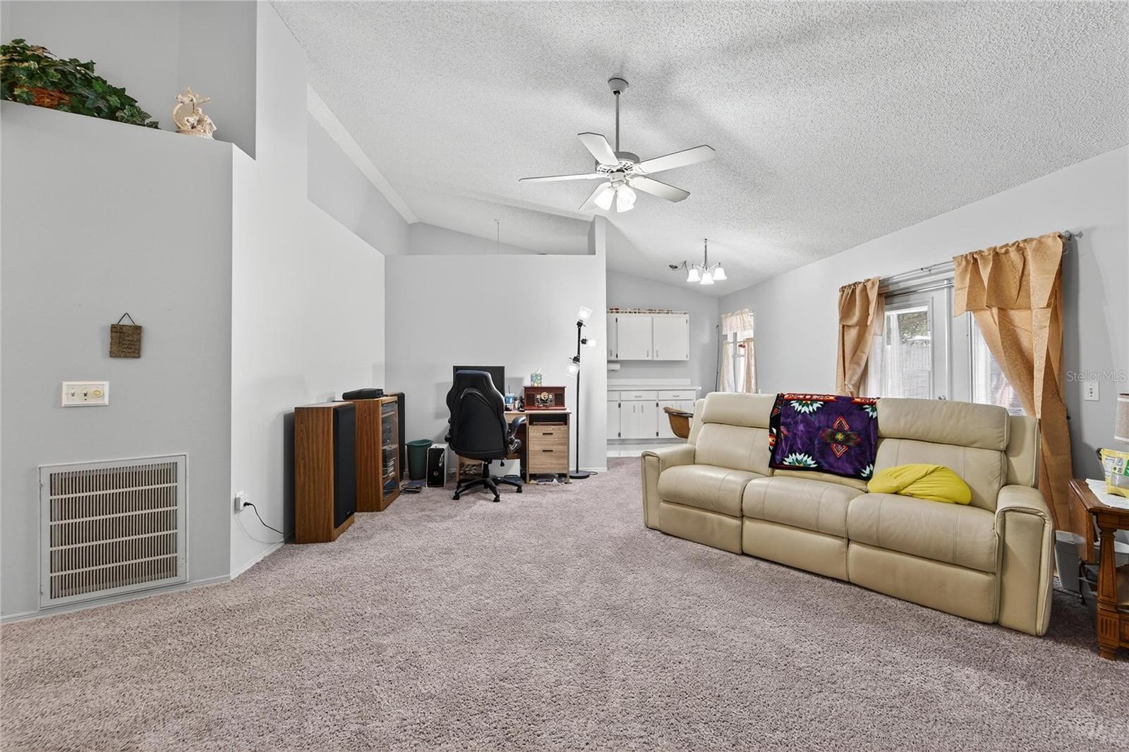 Living room at 204 Sugar Creek Dr, Plant City