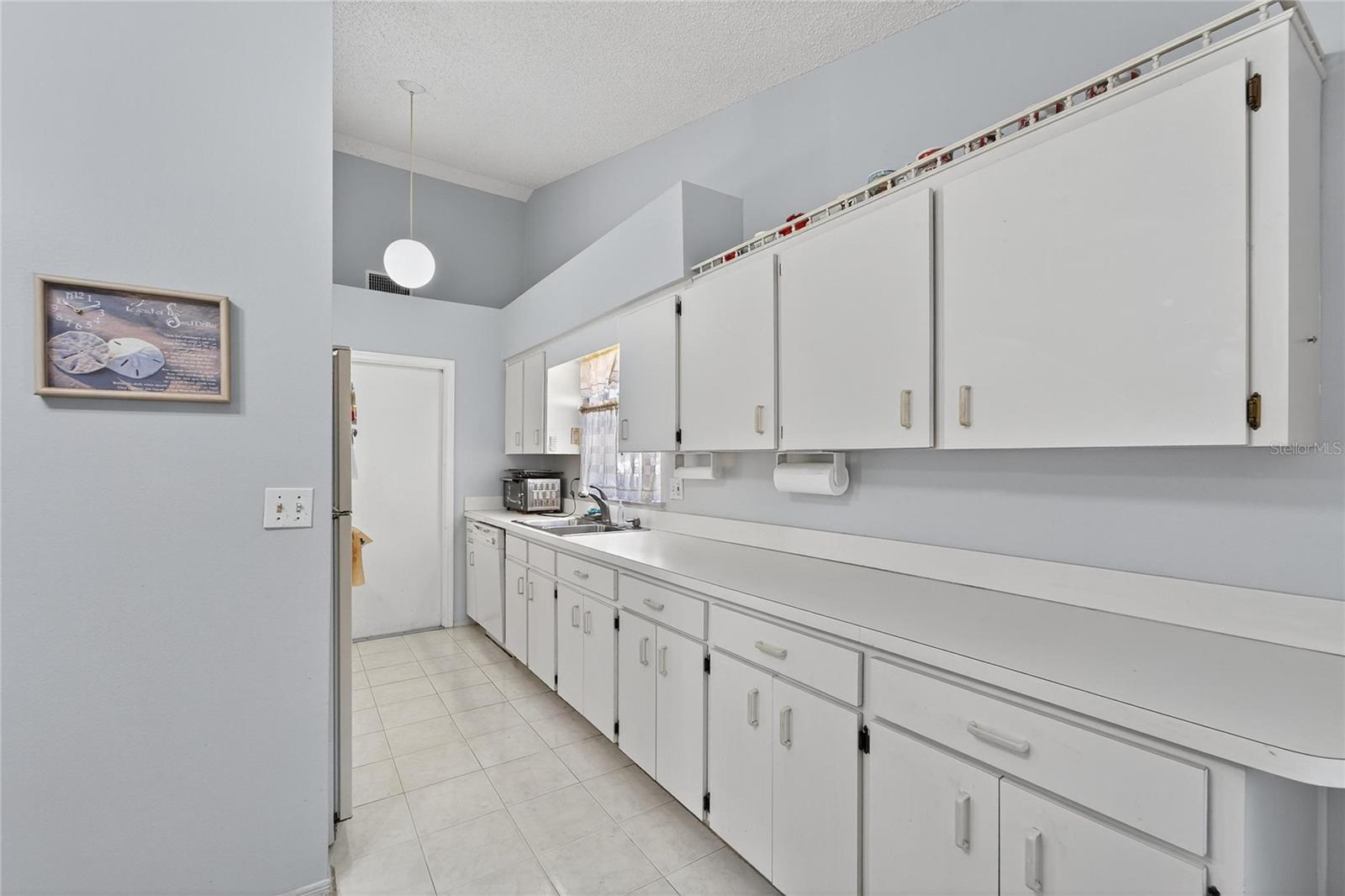 Kitchen at 204 Sugar Creek Dr, Plant City