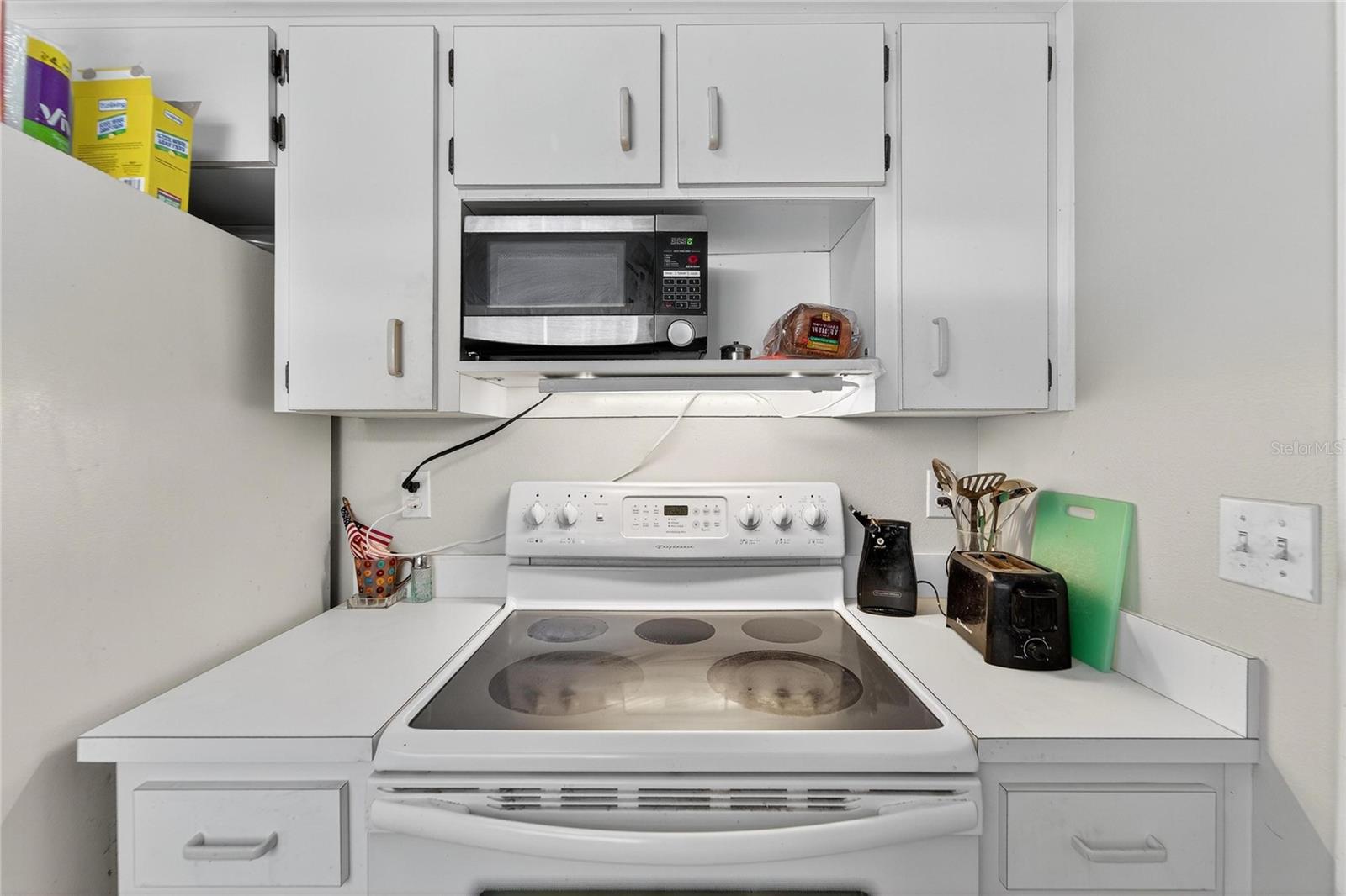 Kitchen at 204 Sugar Creek Dr, Plant City