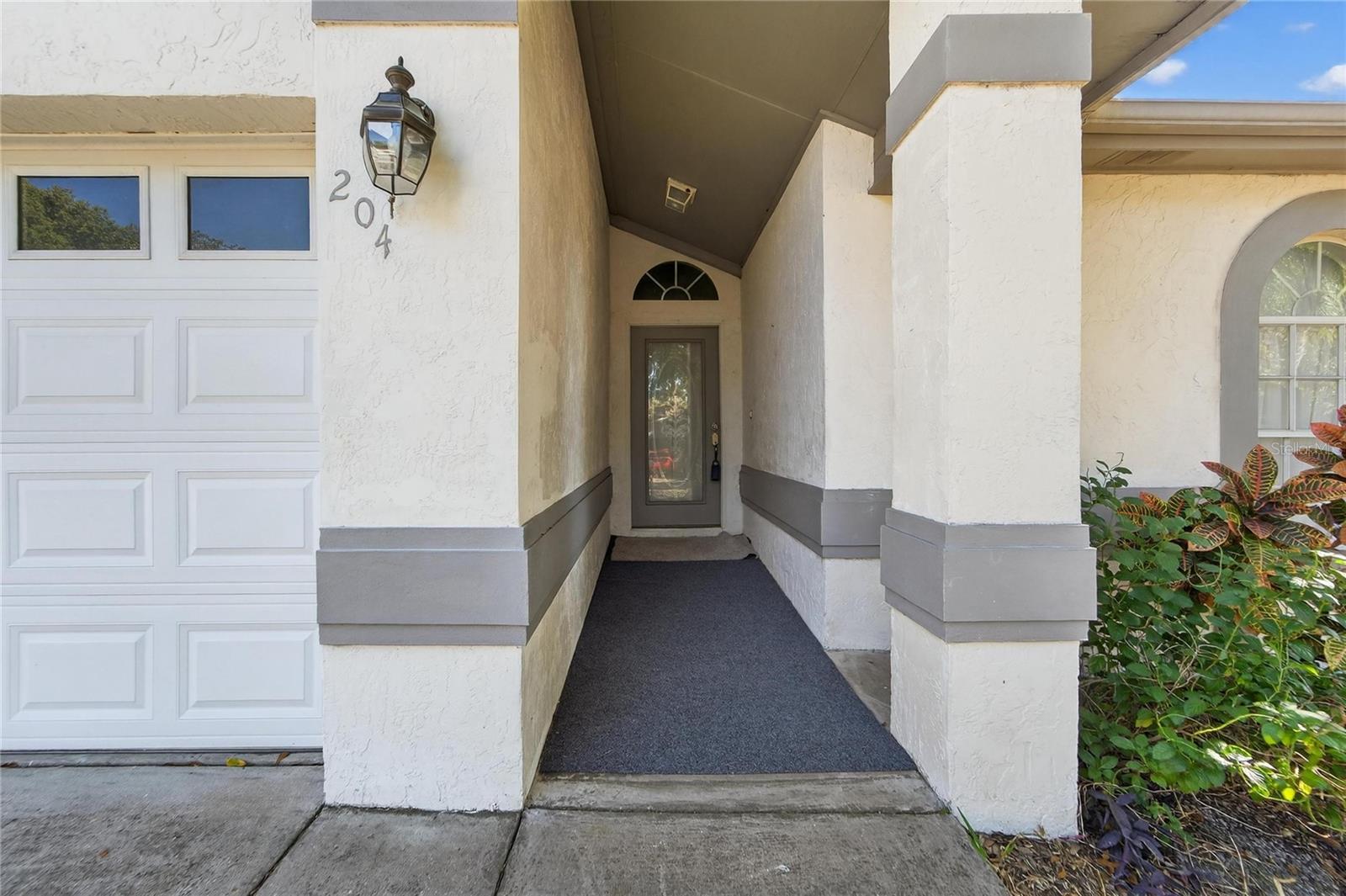 Entry at 204 Sugar Creek Dr, Plant City