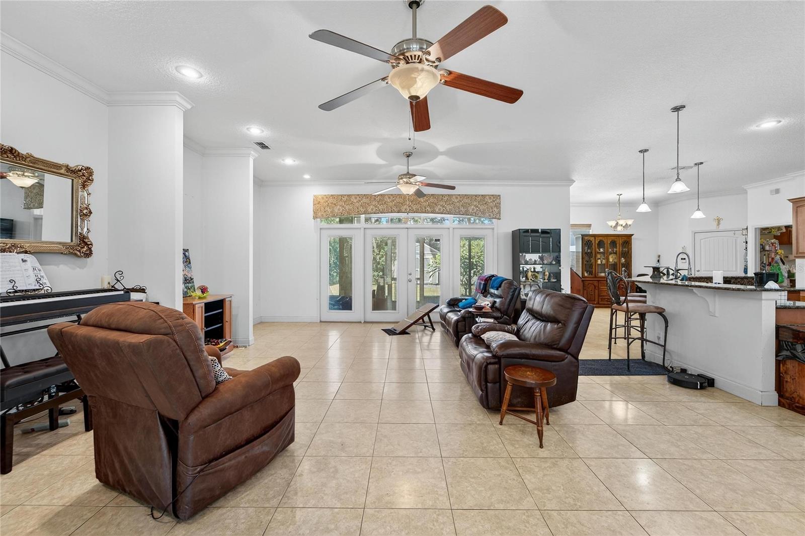 Living room at 332 Holloway Rd, Plant City