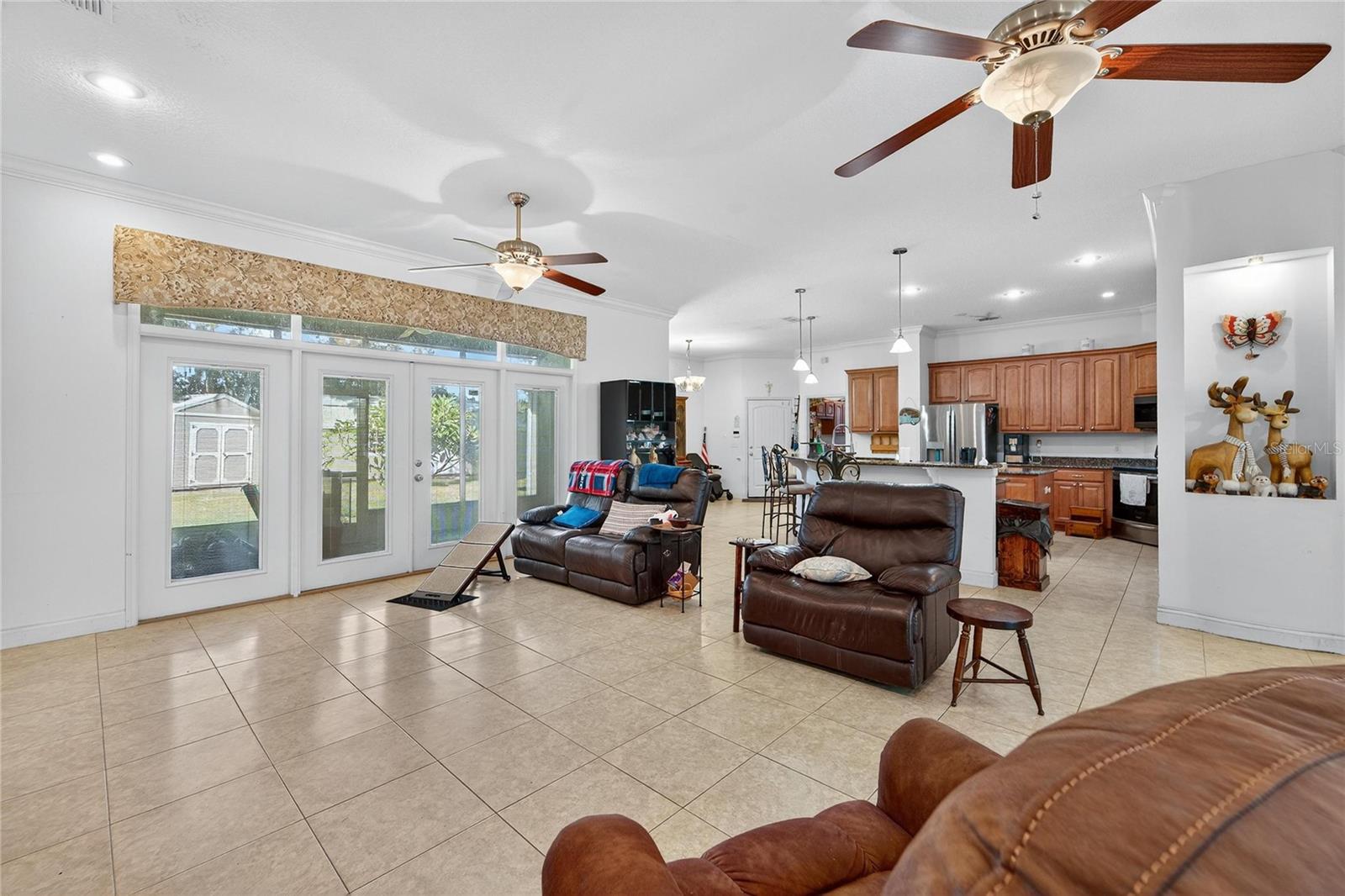 Living room at 332 Holloway Rd, Plant City