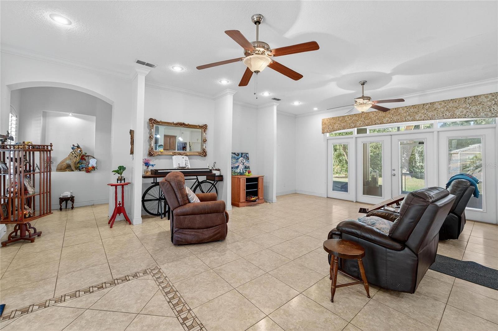 Living room at 332 Holloway Rd, Plant City