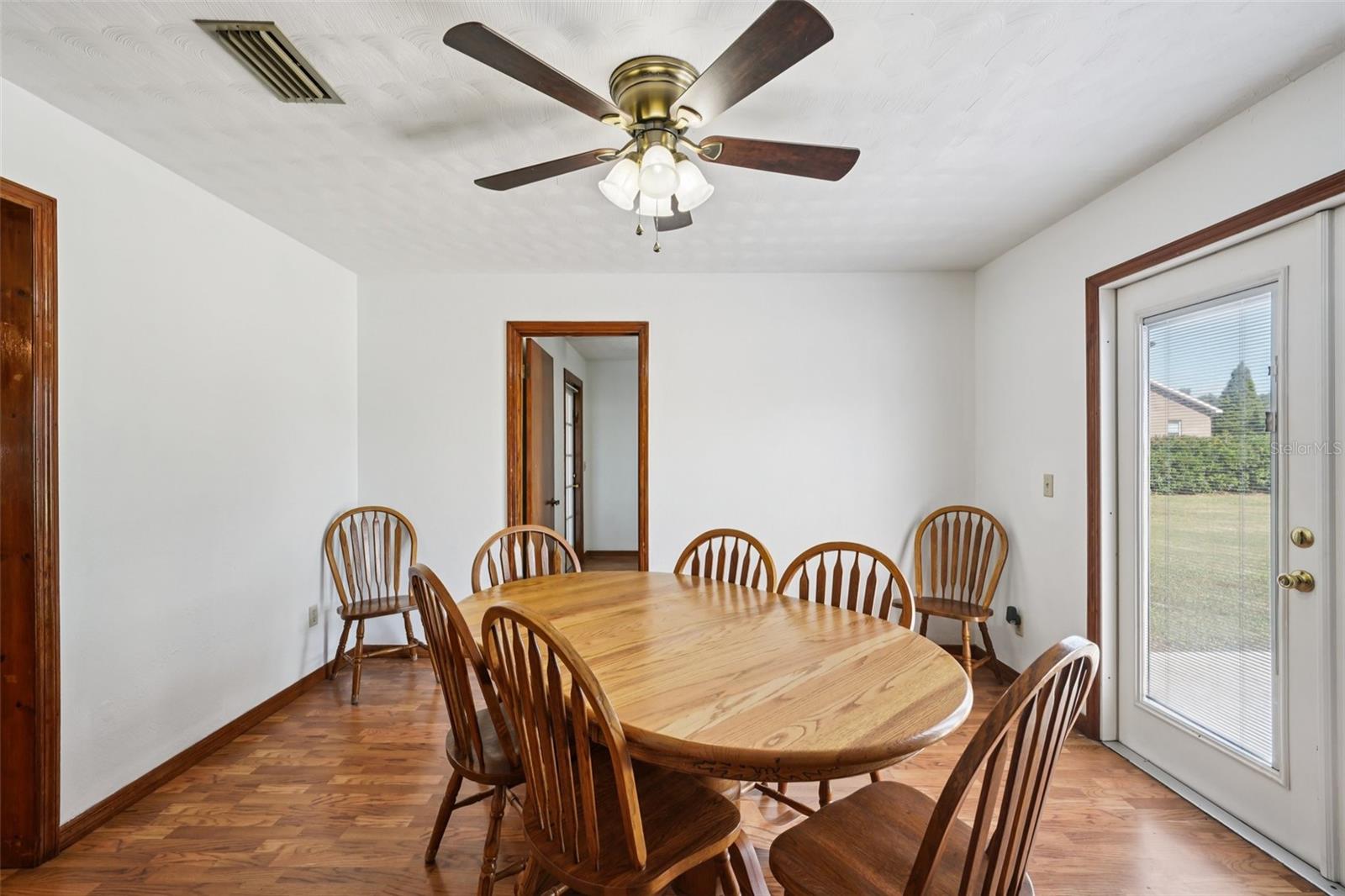 Dining room - table/chairs do not convey