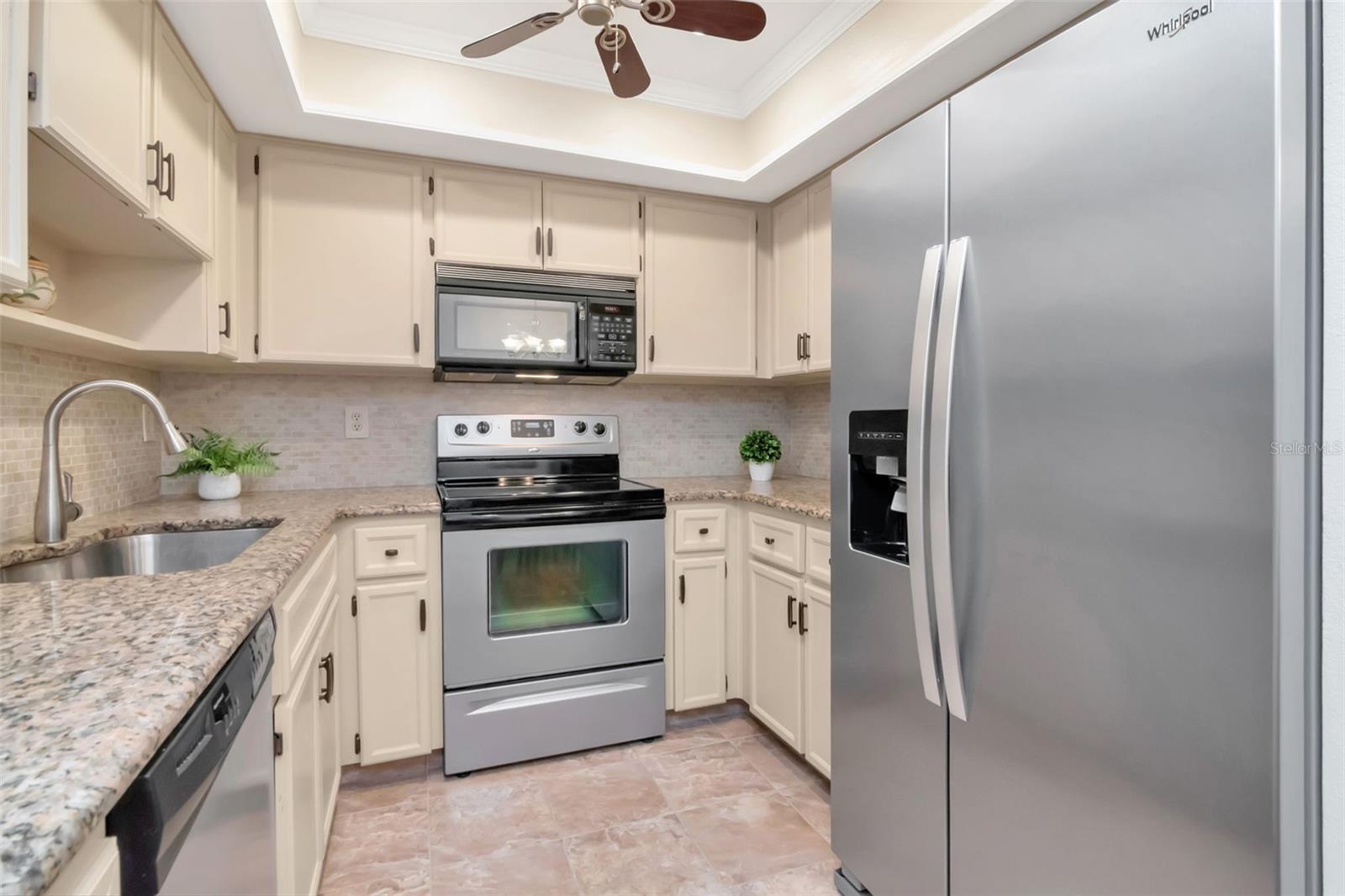 Whirlpool stainless steel appliances with even newer fridge with ice & water~