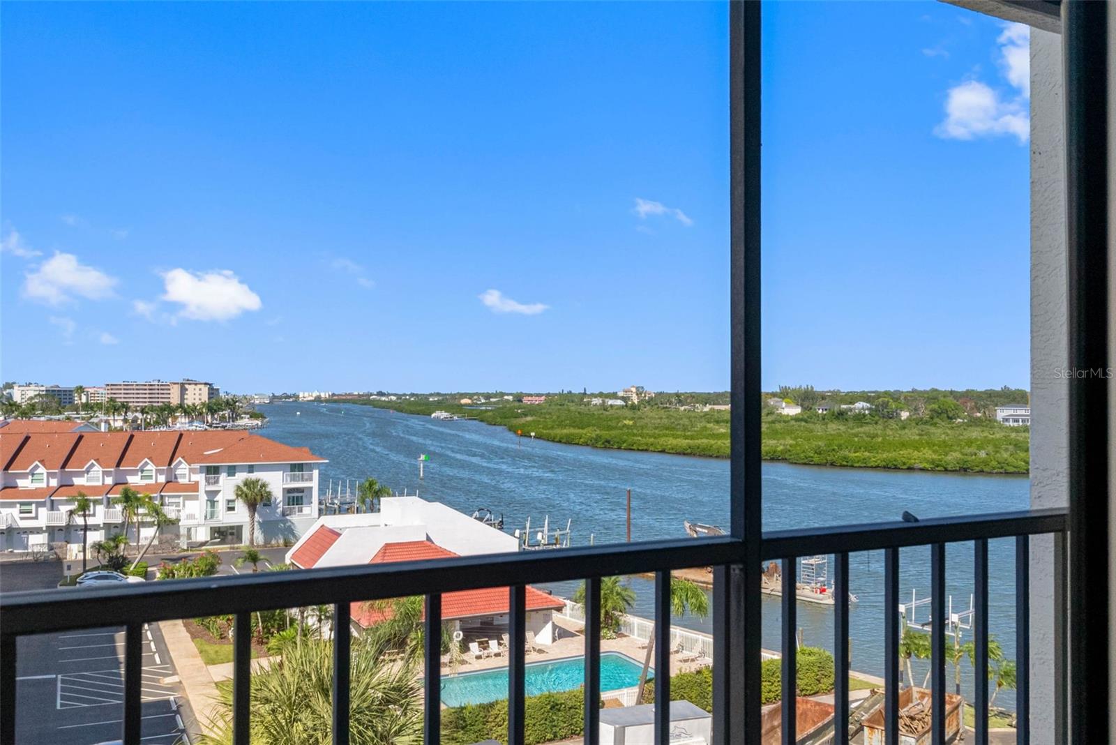 ... Long Range Intracoastal Views From all Living Areas & Primary Bedroom Suite. 3 Yearly Boat Parades Pass By Vista Bay.