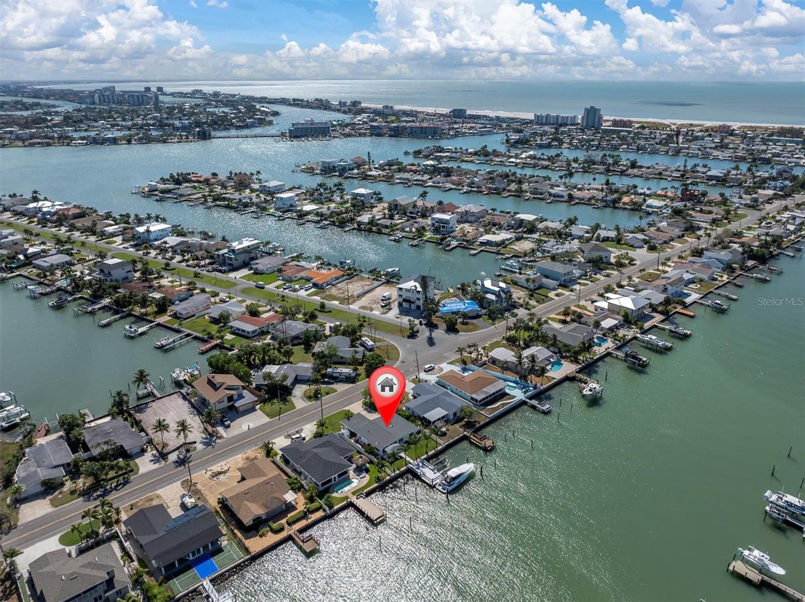 Coastal breezes, brilliant blue skies, and lush landscaping—all offered for your enjoyment!