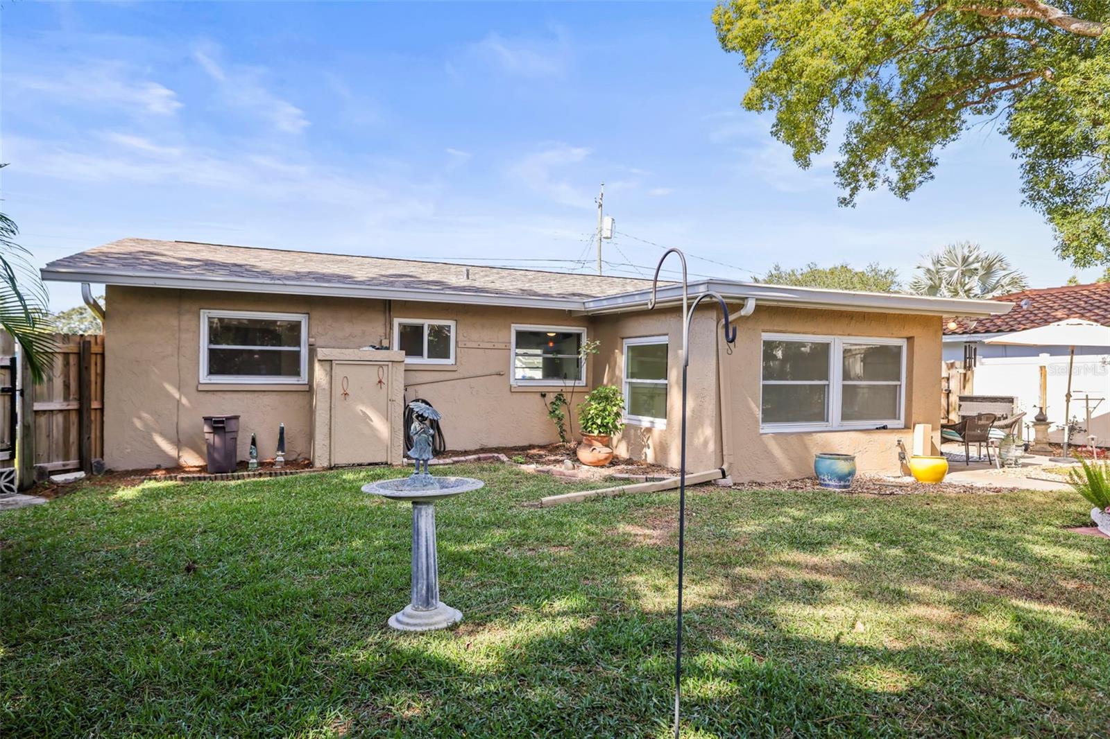 Cute back yard with NEW ROOF
