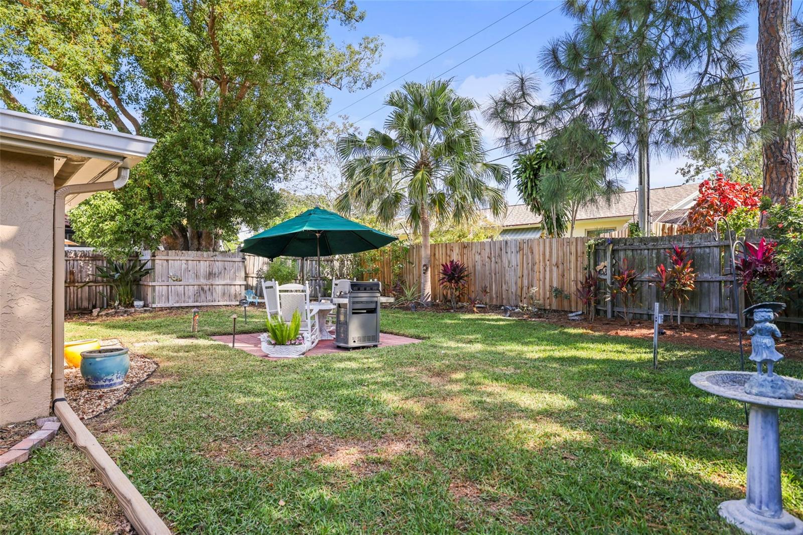 Super cute fully fenced back yard
