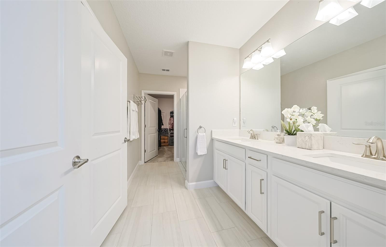 En-suite with dual sinks