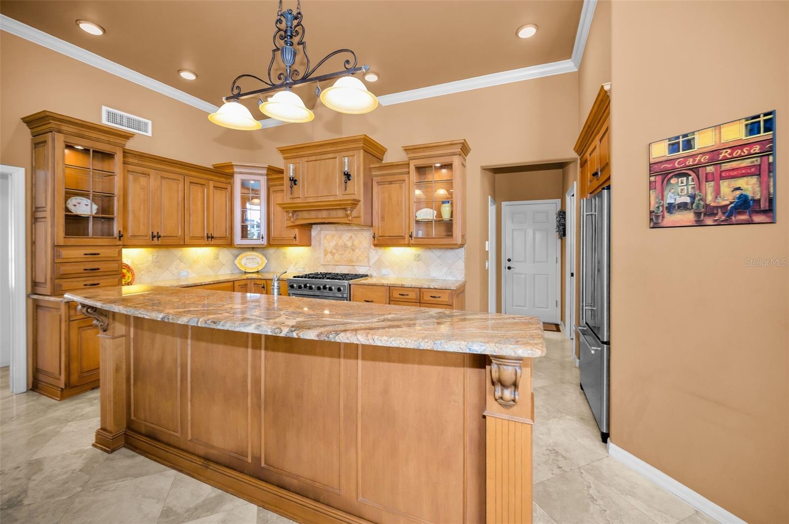 Kitchen w/breakfast bar