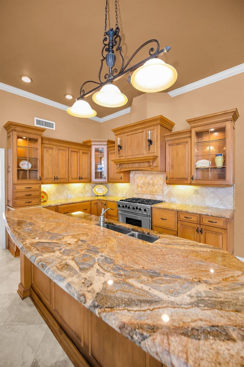 Kitchen w/breakfast bar