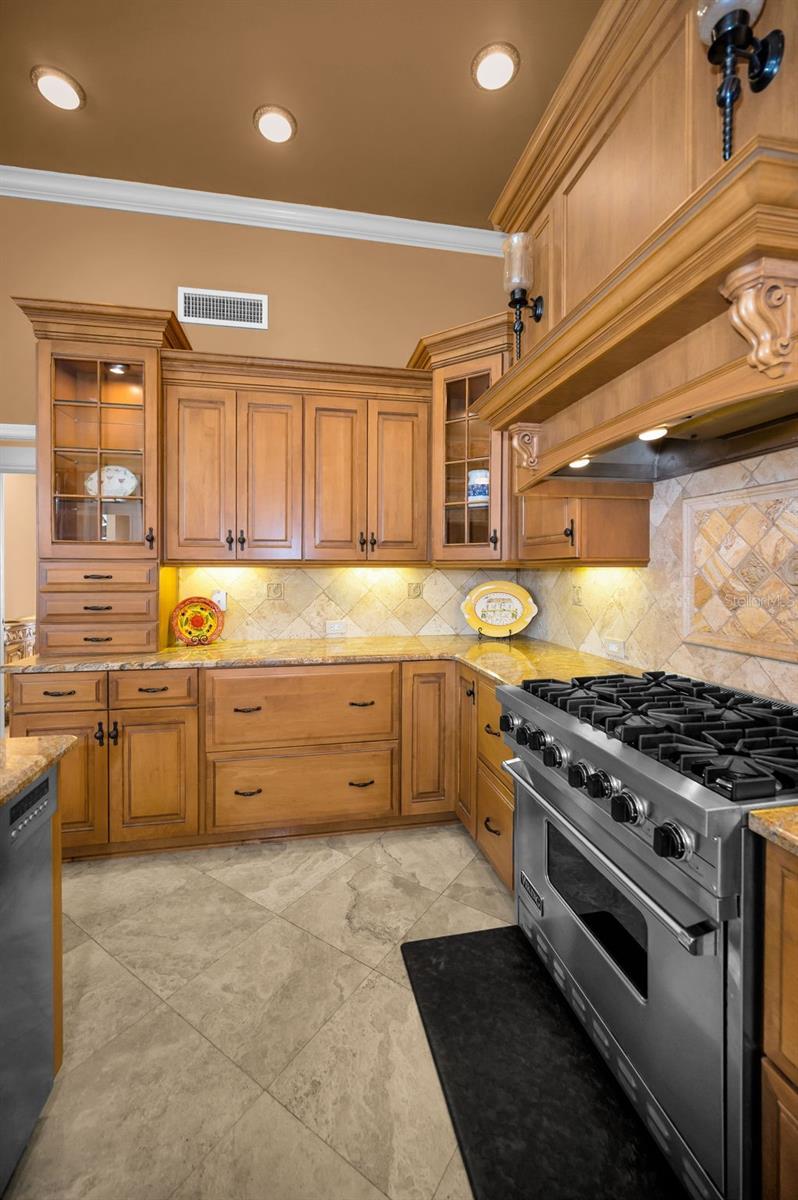 Kitchen w/deep drawers