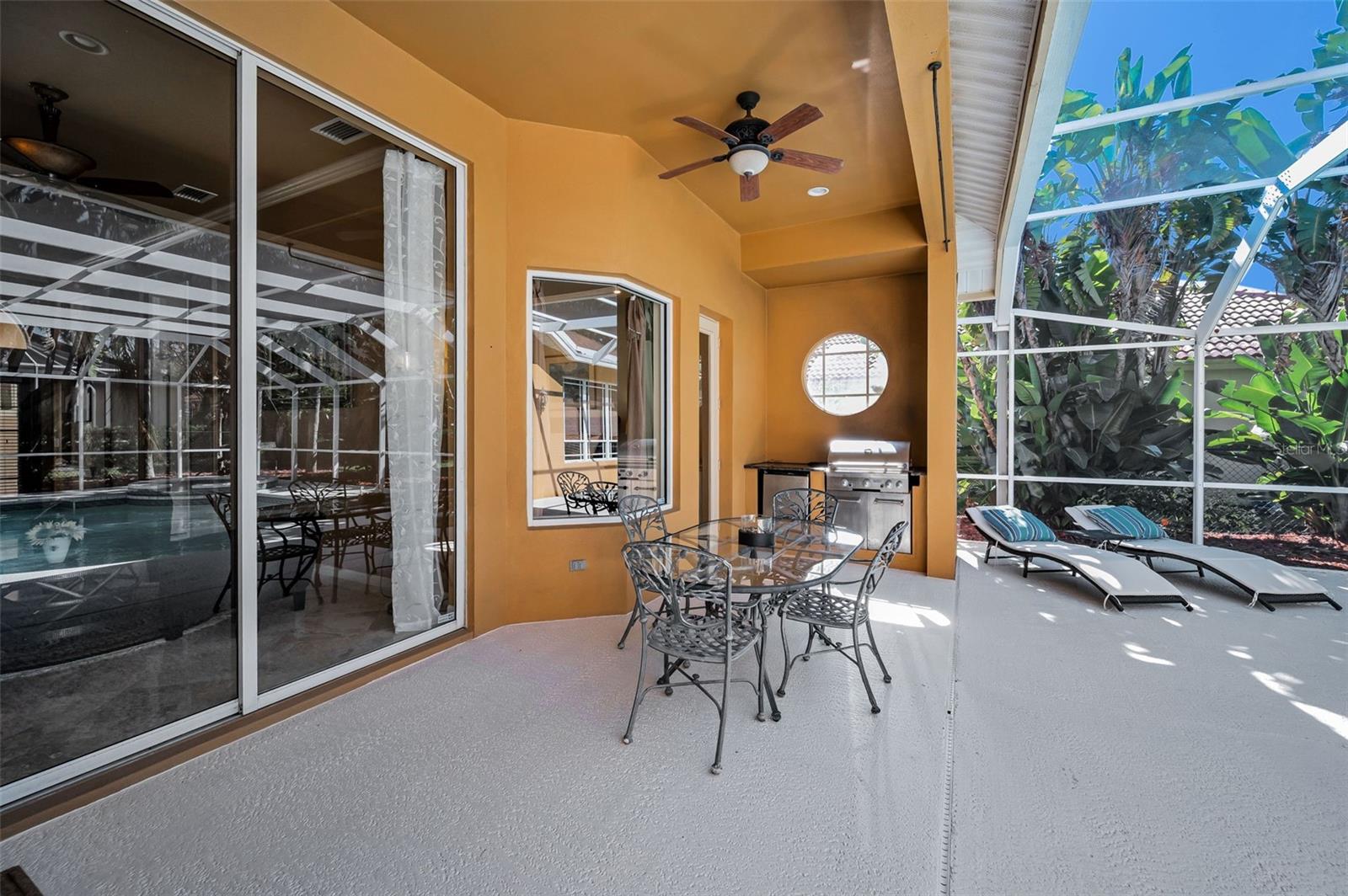 Patio w/built-in grill and refrigerator