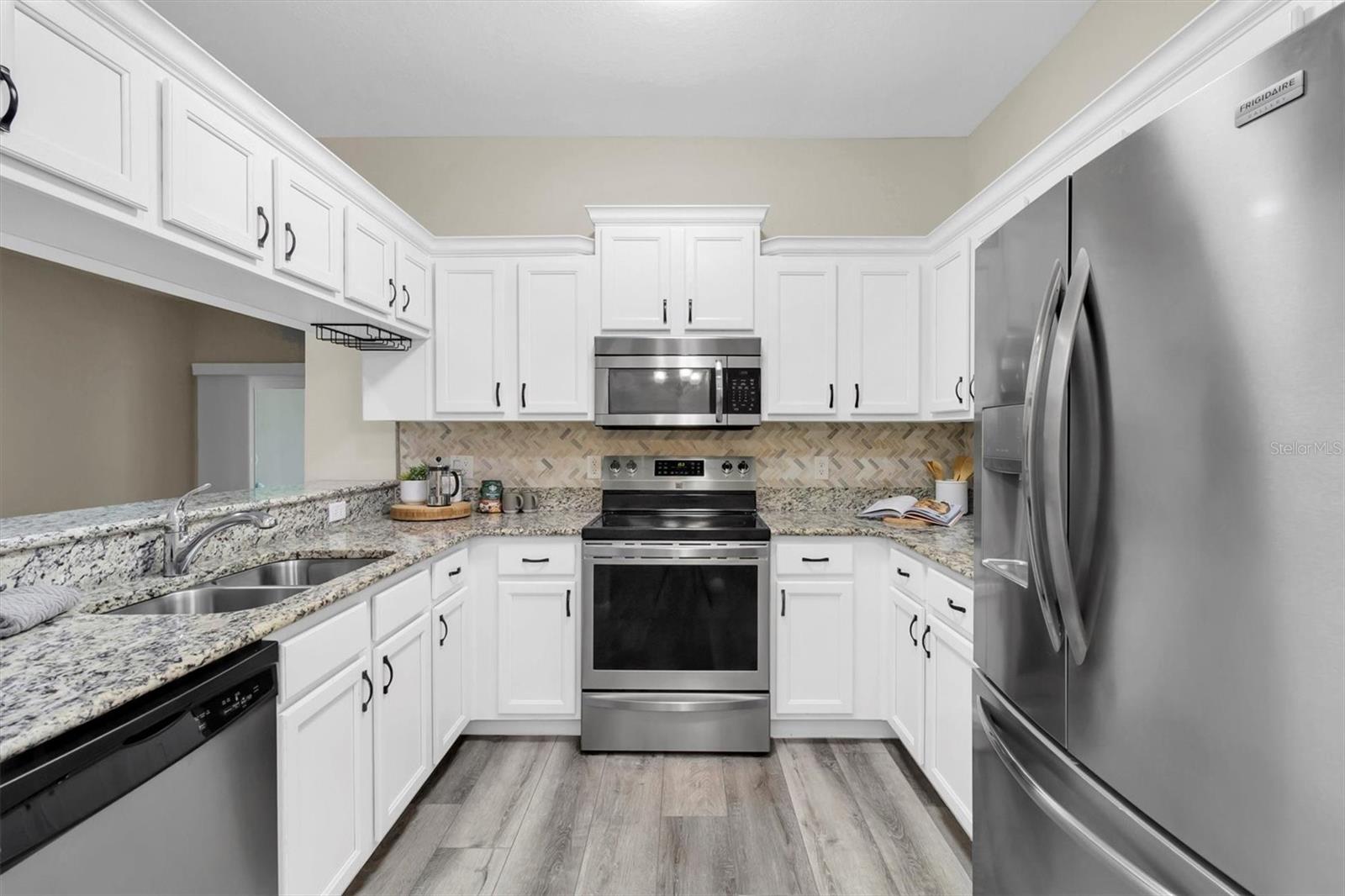 Kitchen w/ tile backslpash