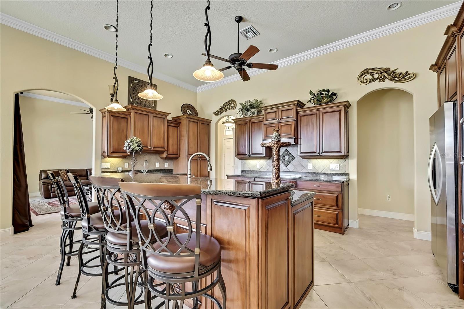 Gourmet Kitchen with crown molding