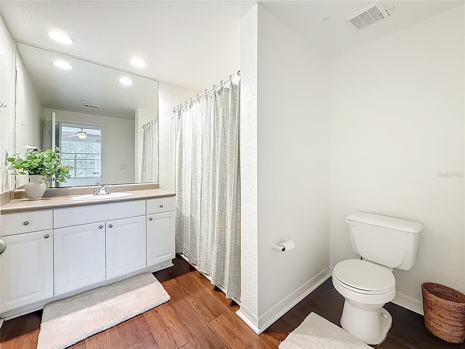 Primary en suite bathroom