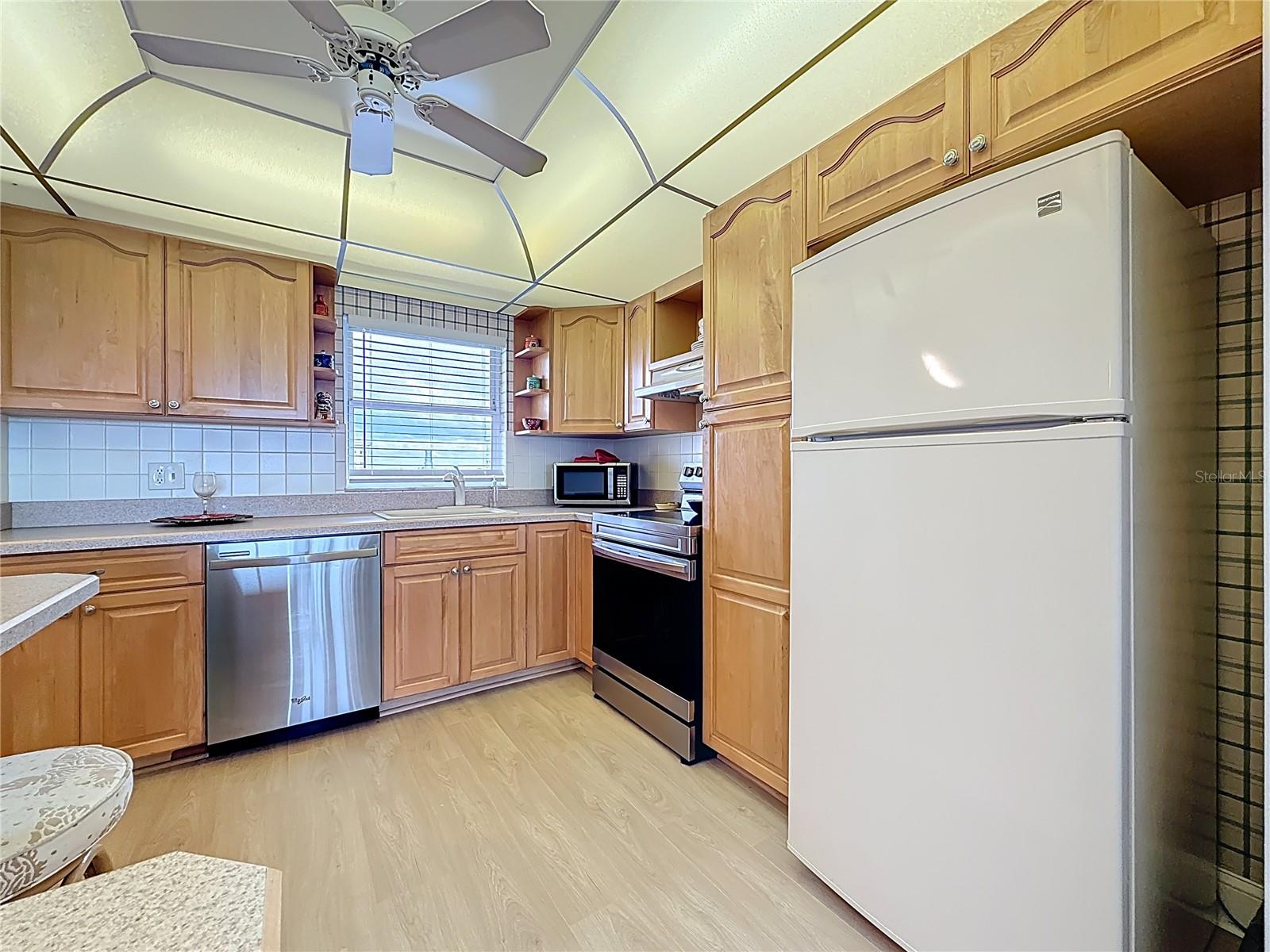 As you can see the cabinets are a very nice neutral color and in very good condition