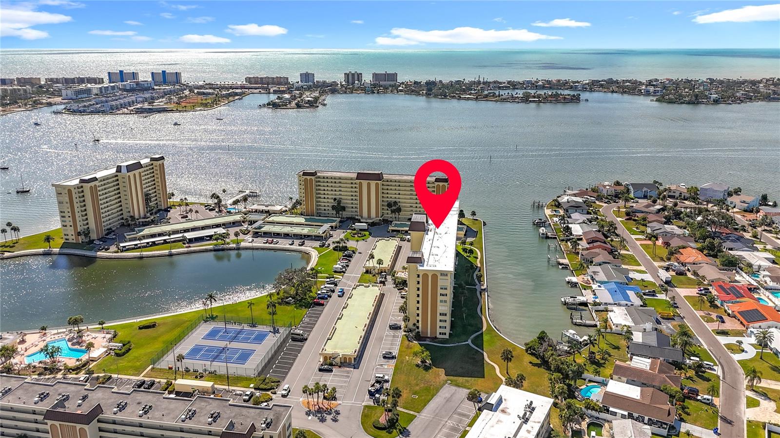 This gives you an idea of the excellent location of the Columbia building that offers wonderful waterviews.