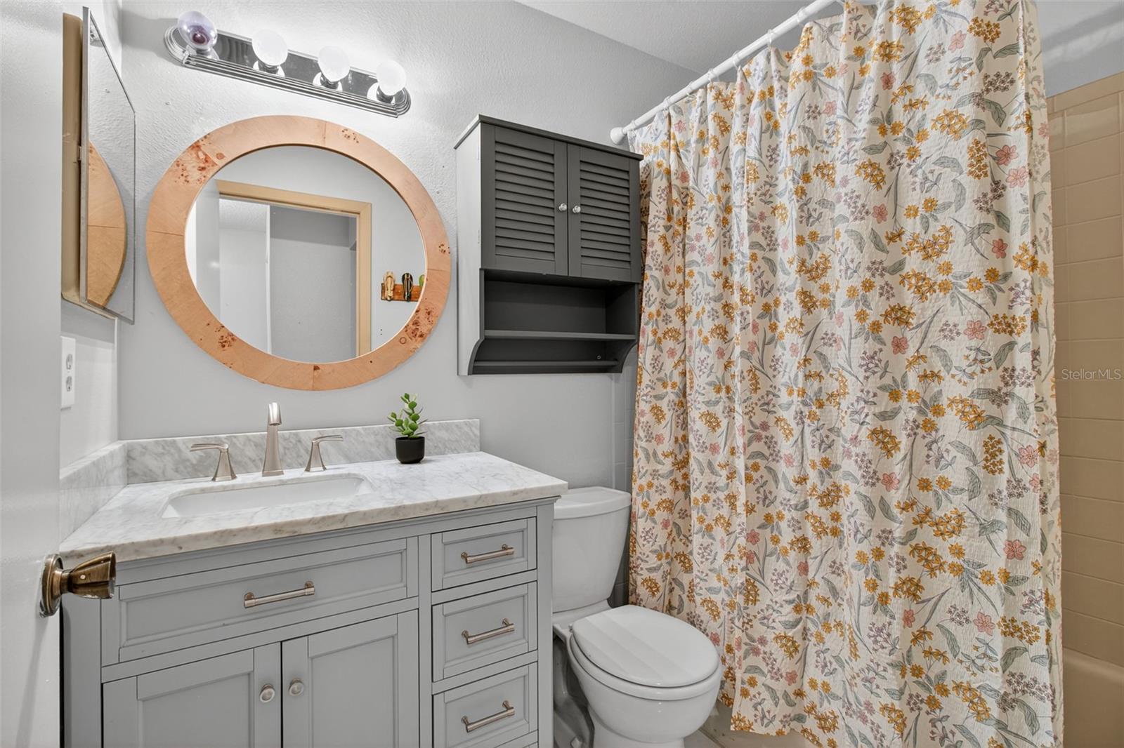 2nd bath with shower and tub