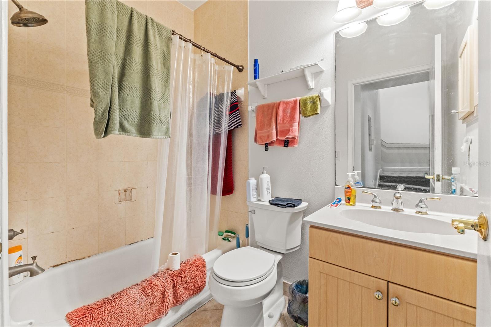 Picture of main floor bathroom in current condition