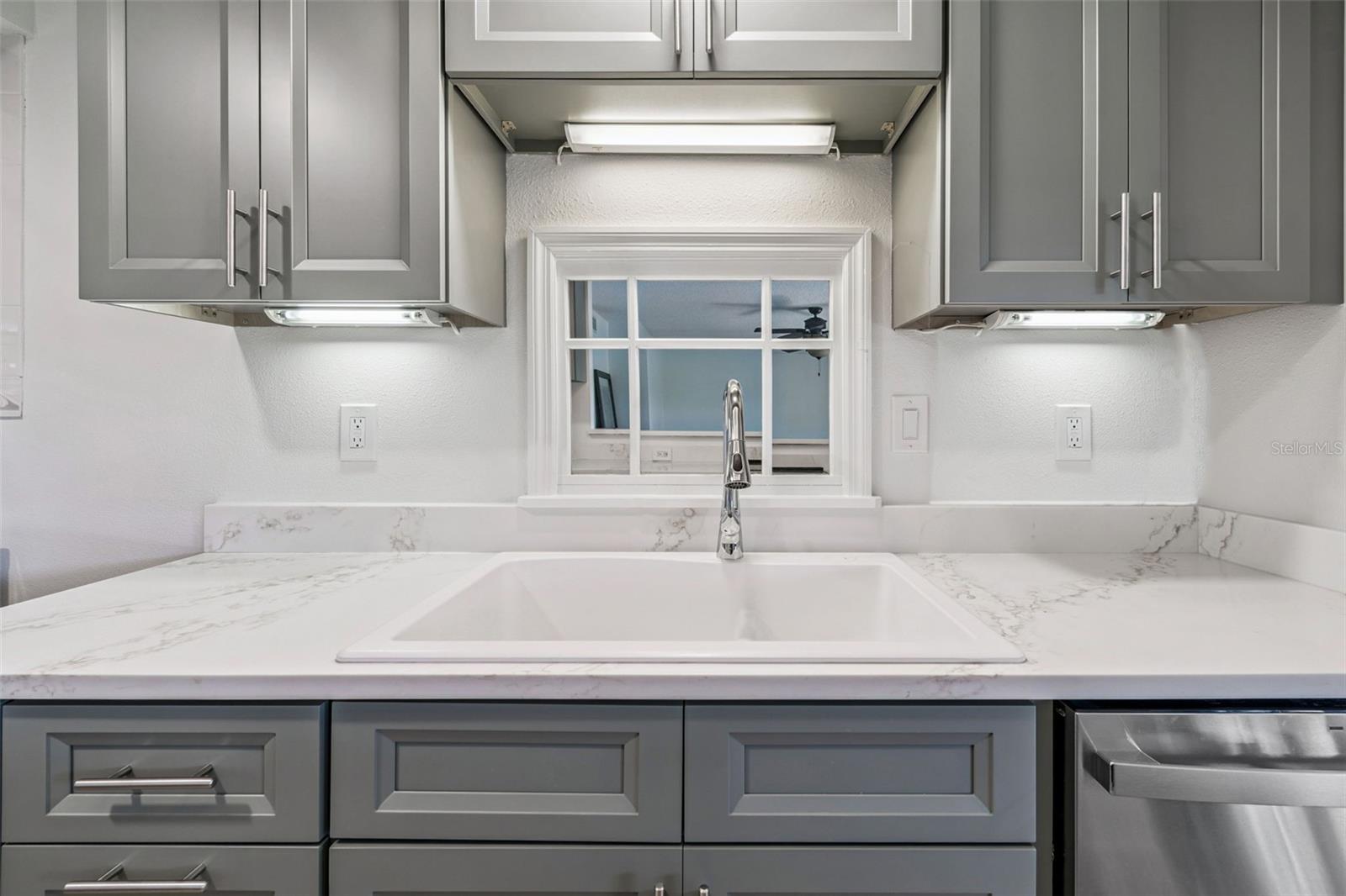 Kitchen w/Under Cabinet Lighting