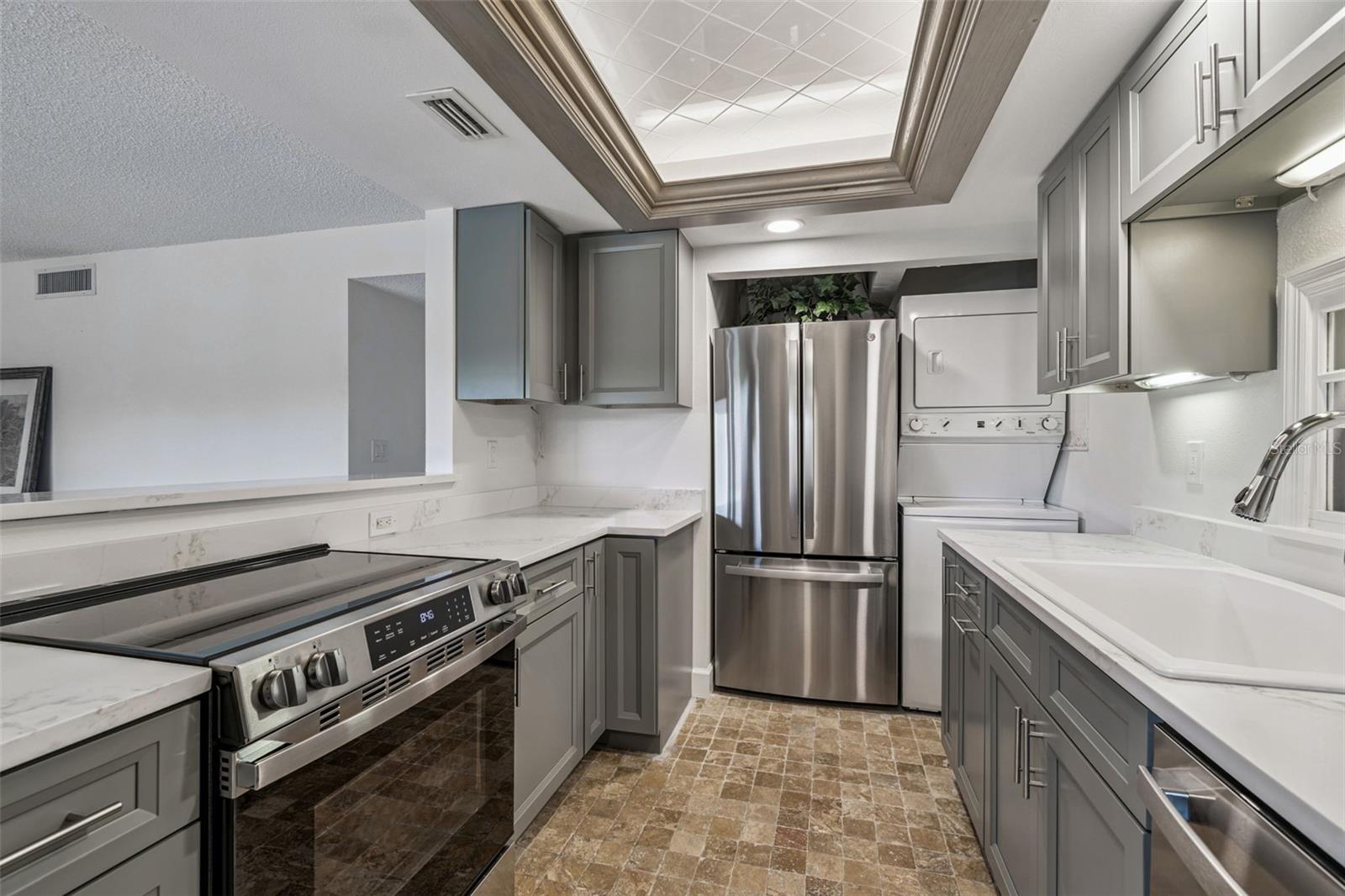 Kitchen w/NEW Stainless Steel Appliances