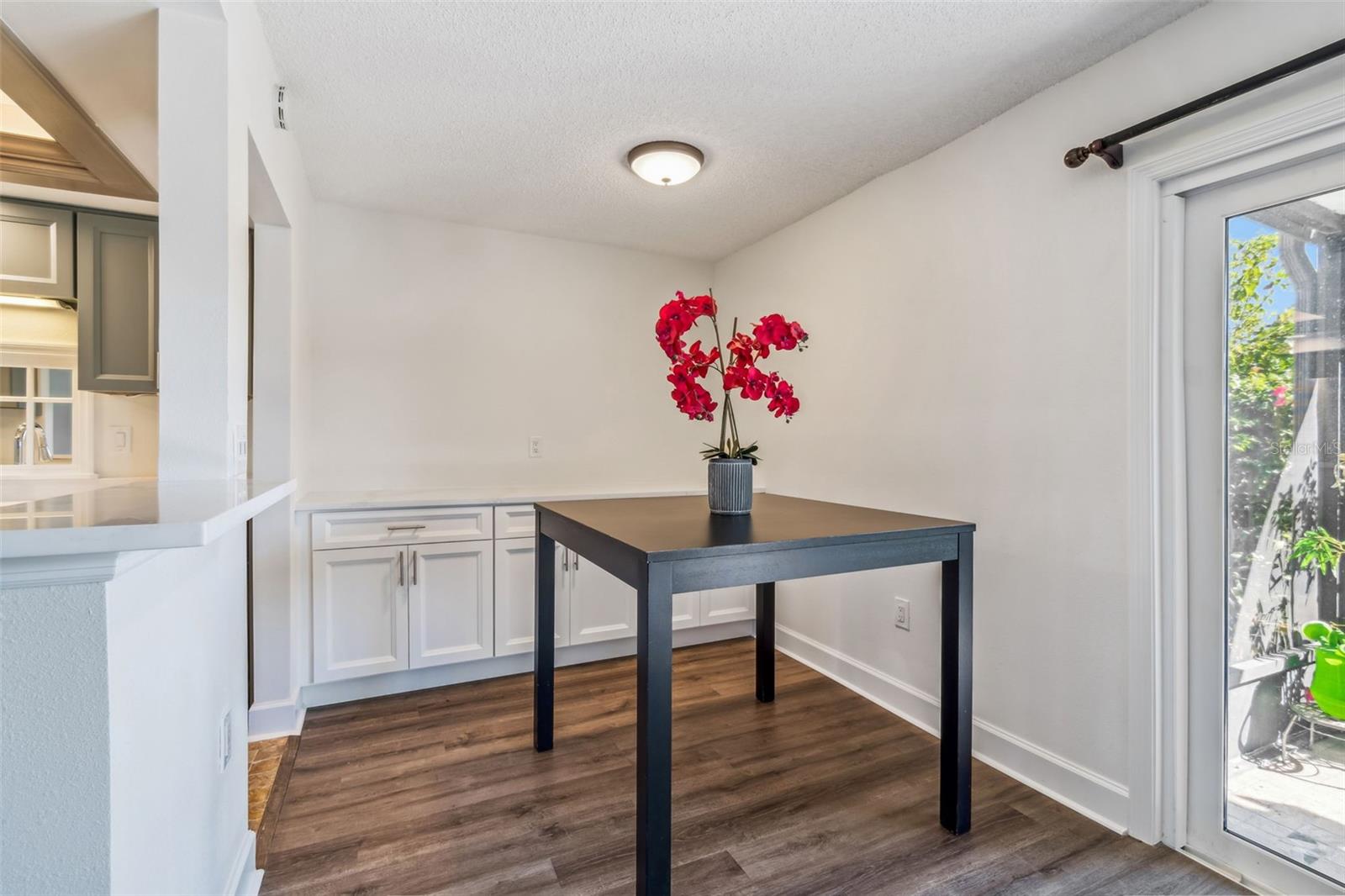 Dinette w/Everyday Buffet w/Quartz Countertop