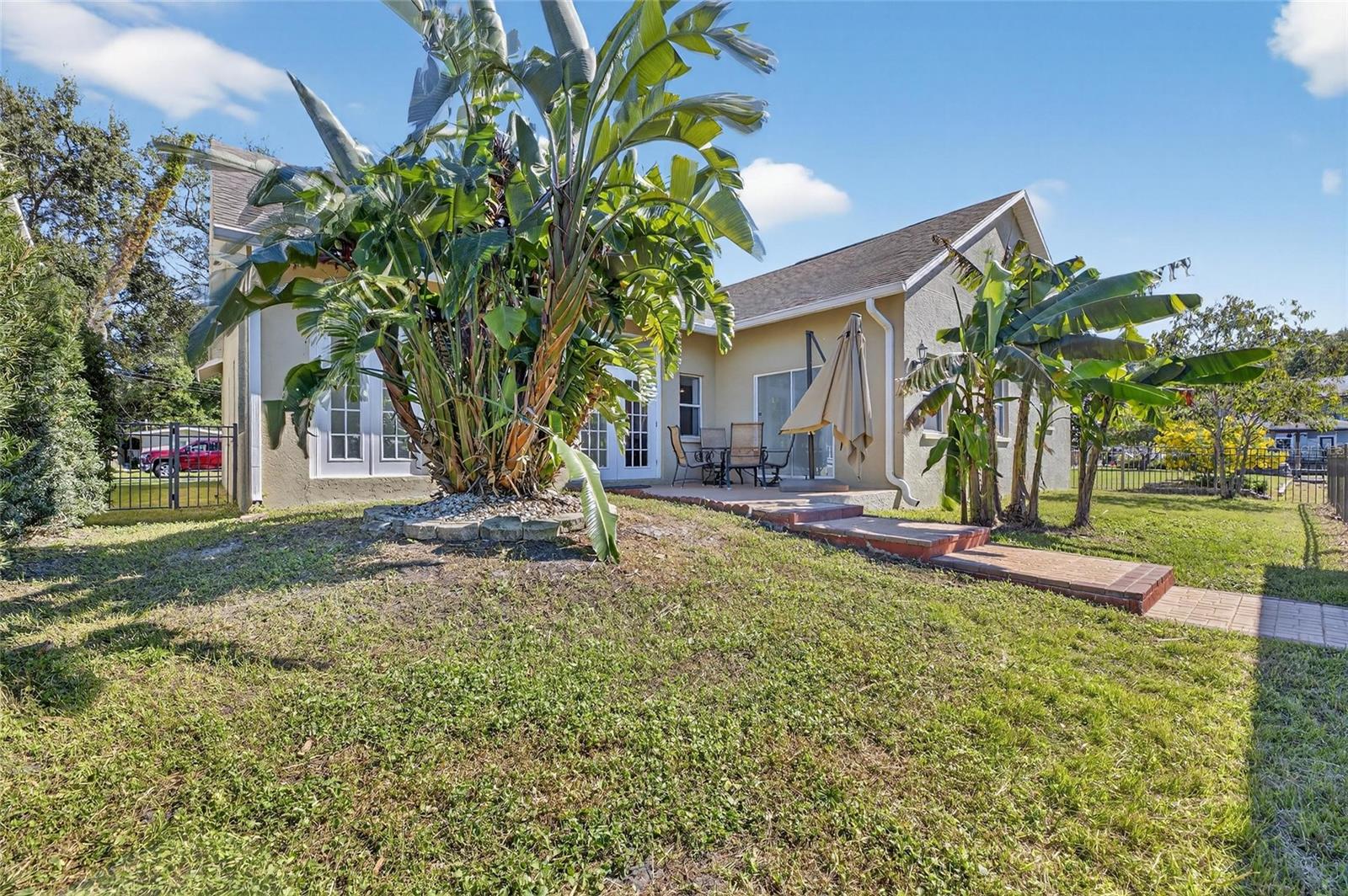 Backyard that is fenced