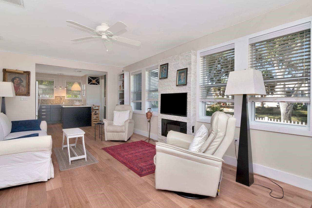 Cozy living room /kitchen combo