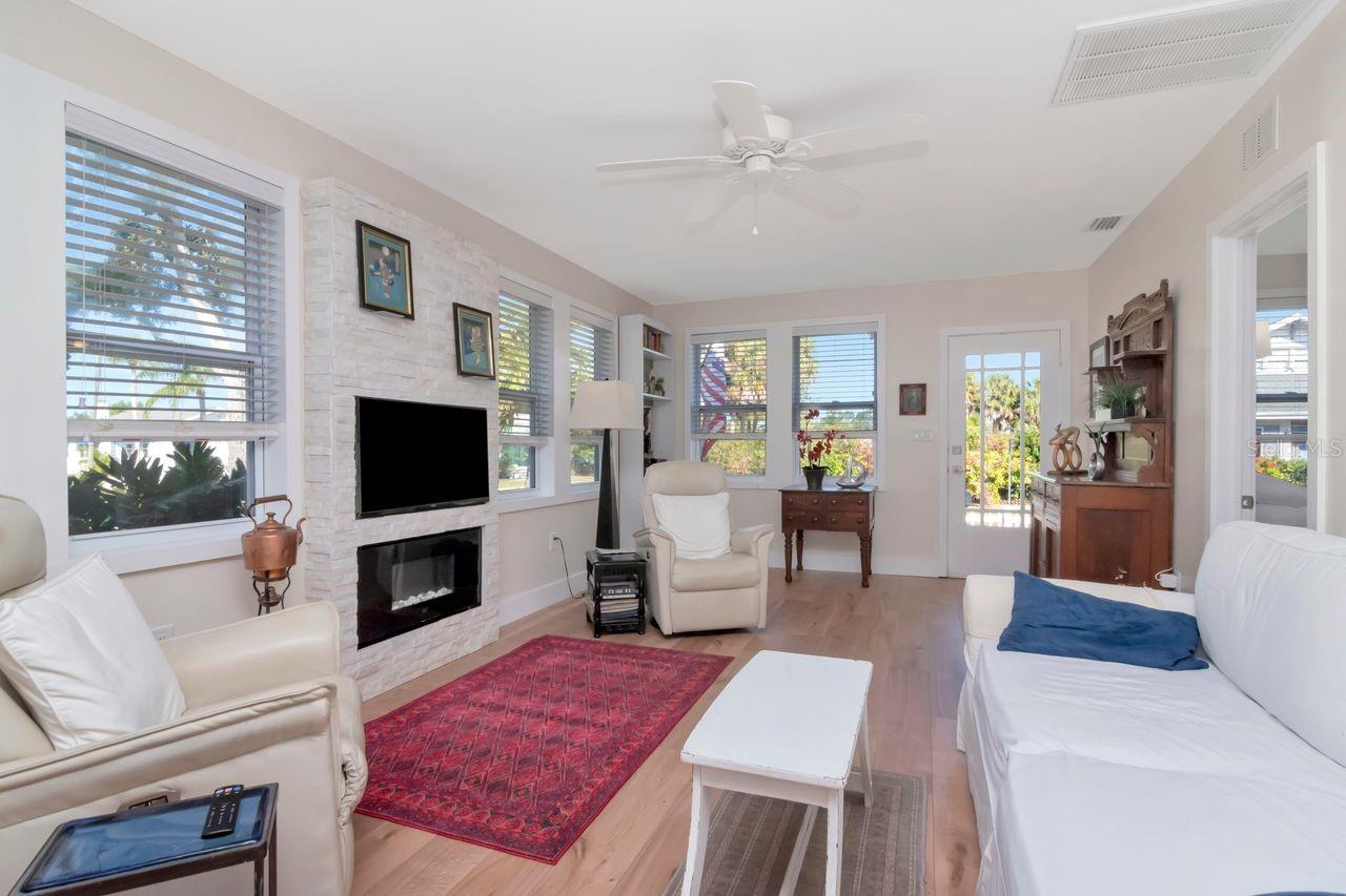 Inviting Livingroom with soooo many windows bring in that beautiful natural light.
