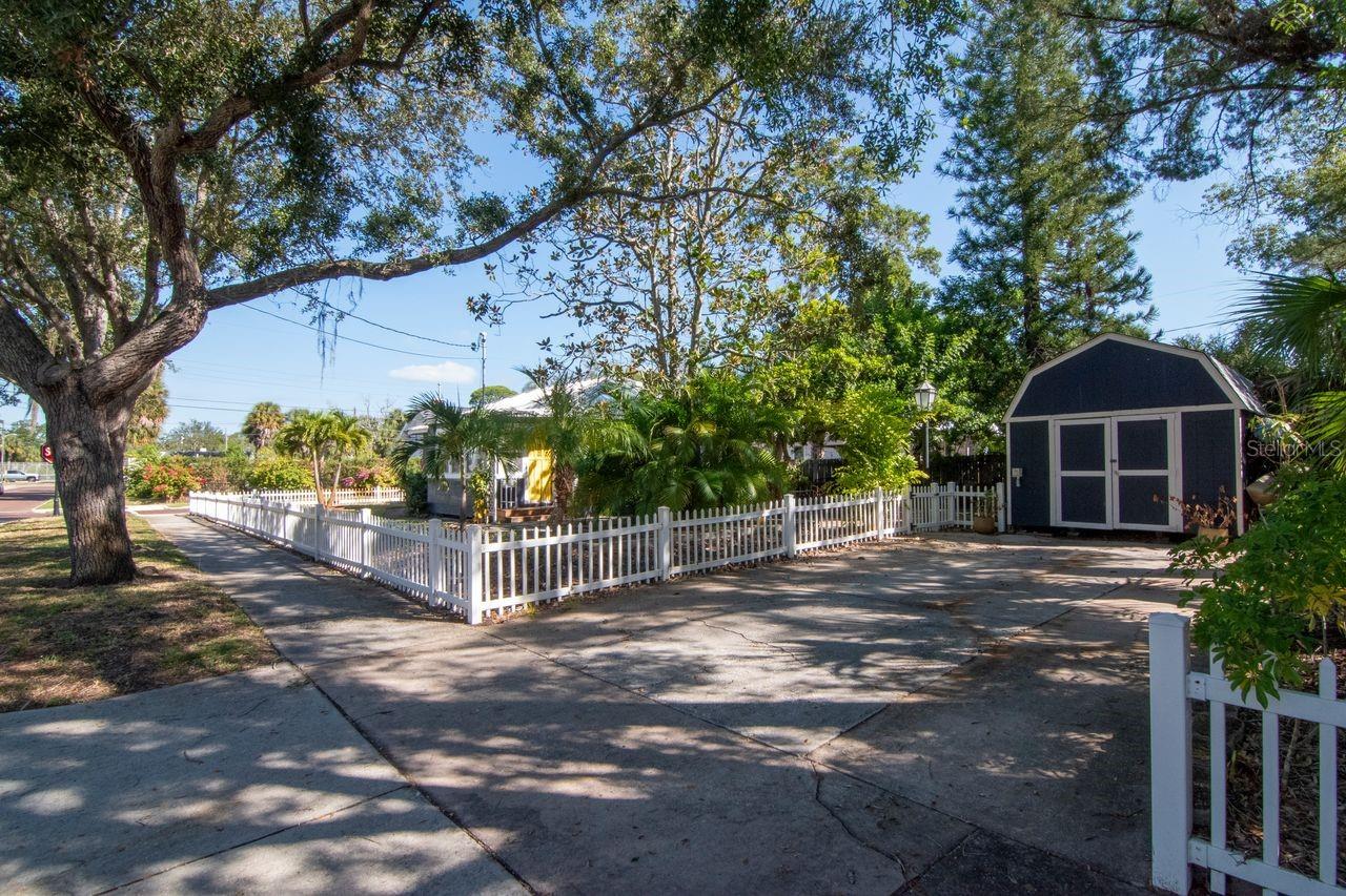 4Parking for 4 cars.