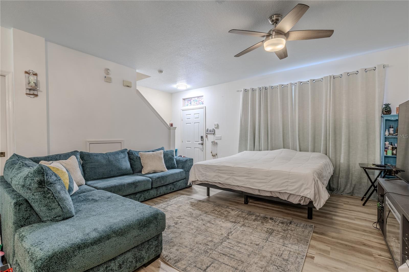 A single, graceful sweep—as spaces flow effortlessly together. Airy sight lines and gentle transitions create a sense of welcome and connection, inviting conversation and comfort in equal measure.